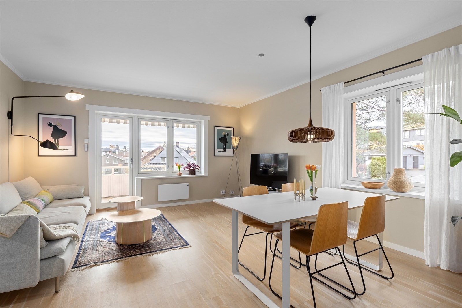 Velkommen til en lys og koselig 3-roms endeleilighet i Myrer borettslag! Galleribilde