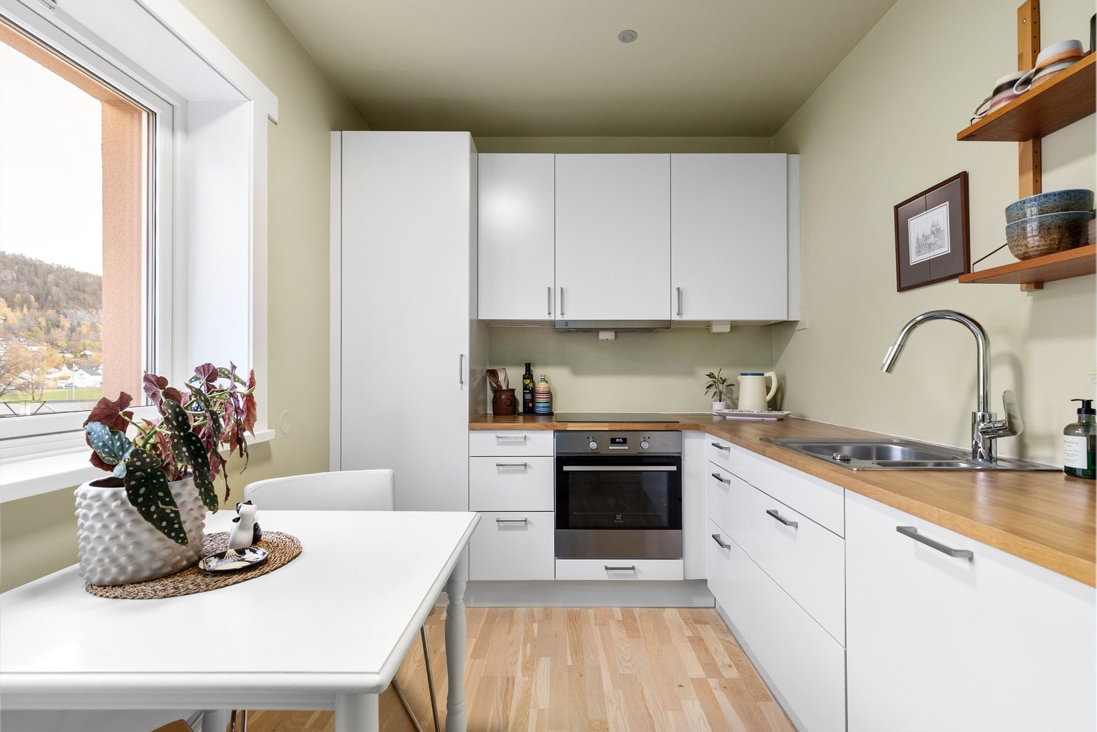 Tidløst kjøkken fra HTH ble satt inn i 2017 Galleribilde