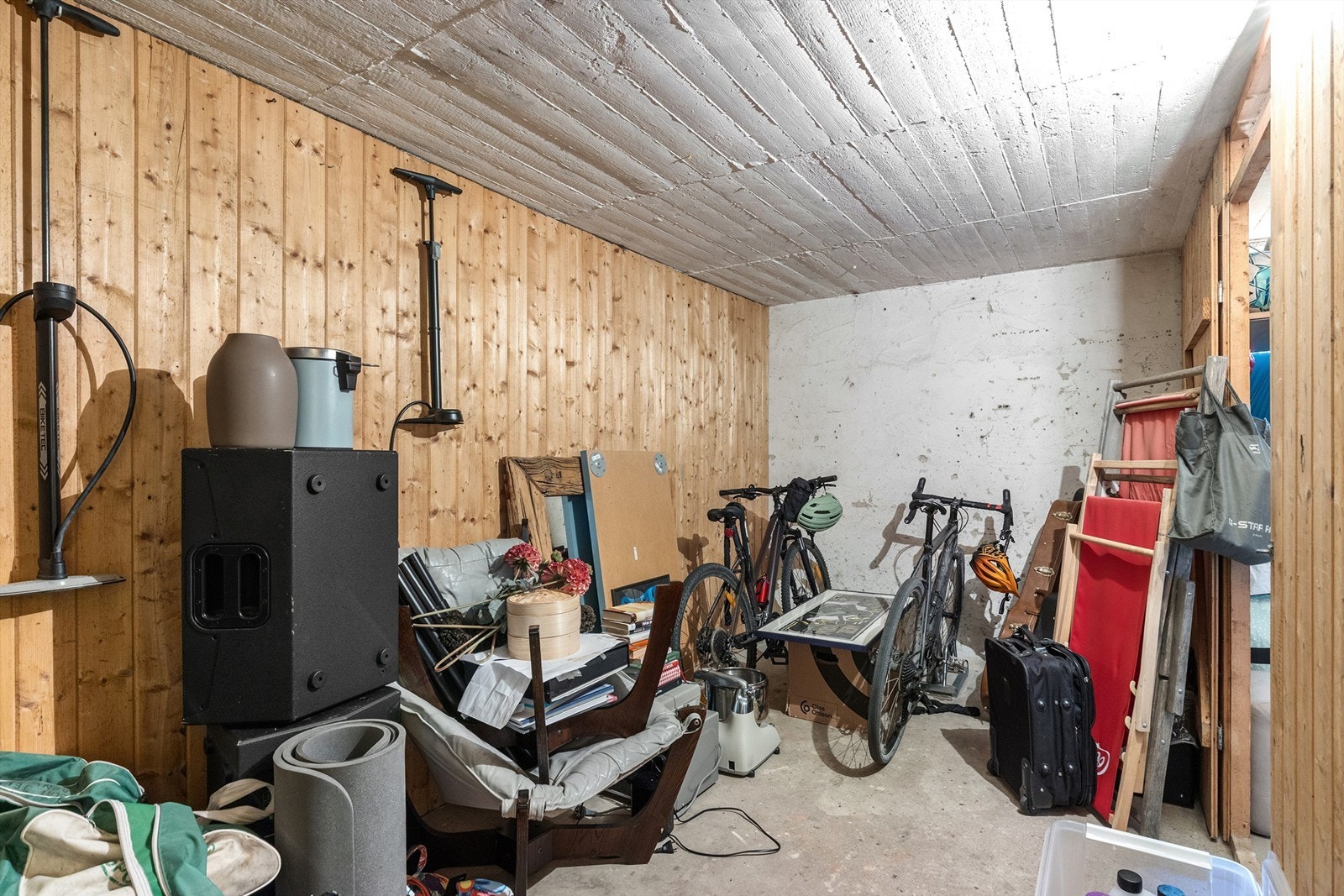 boligen disponerer to boder. Denne boden ligger i kjelleren og er på hele 16 kvm Galleribilde