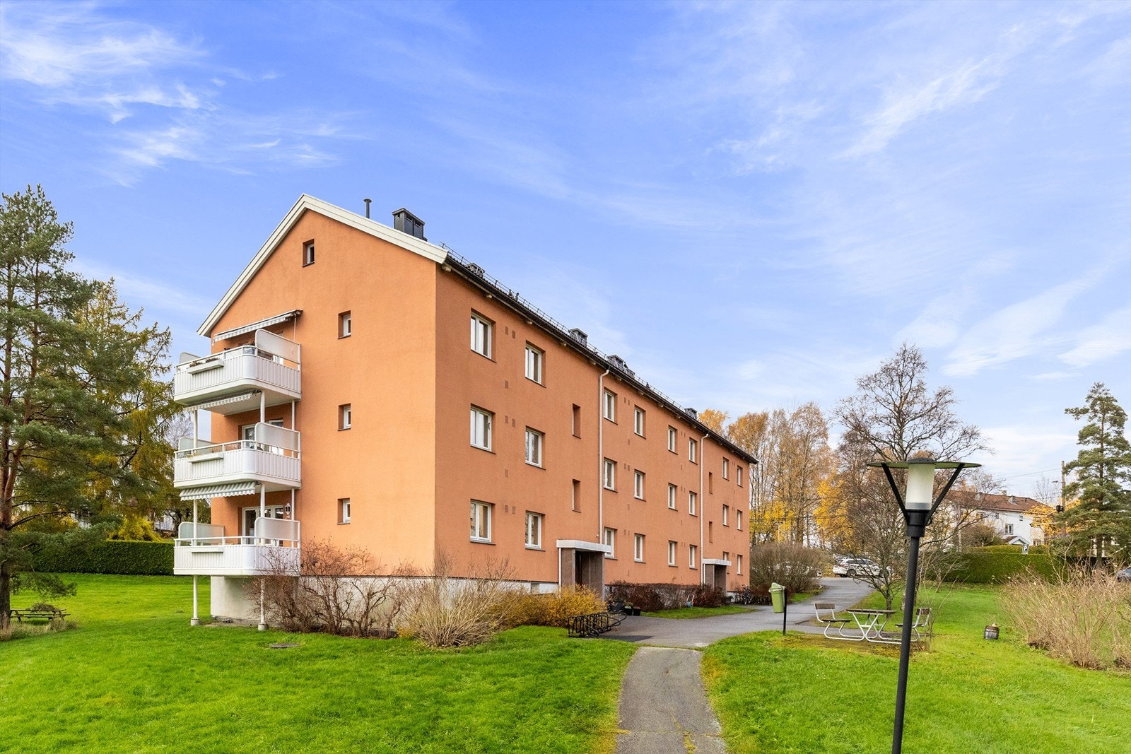 Leiligheten ligger fint til med sørvendt balkong i høy førsteetasje Galleribilde