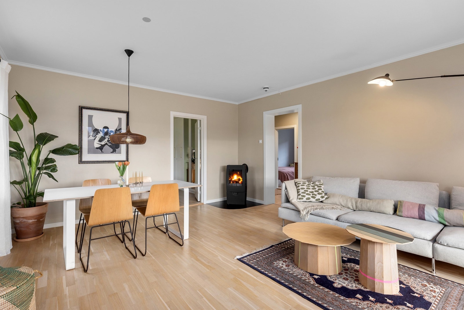 Peis i hjørnet gir en hyggelig og varm atmosfære til rommet Galleribilde