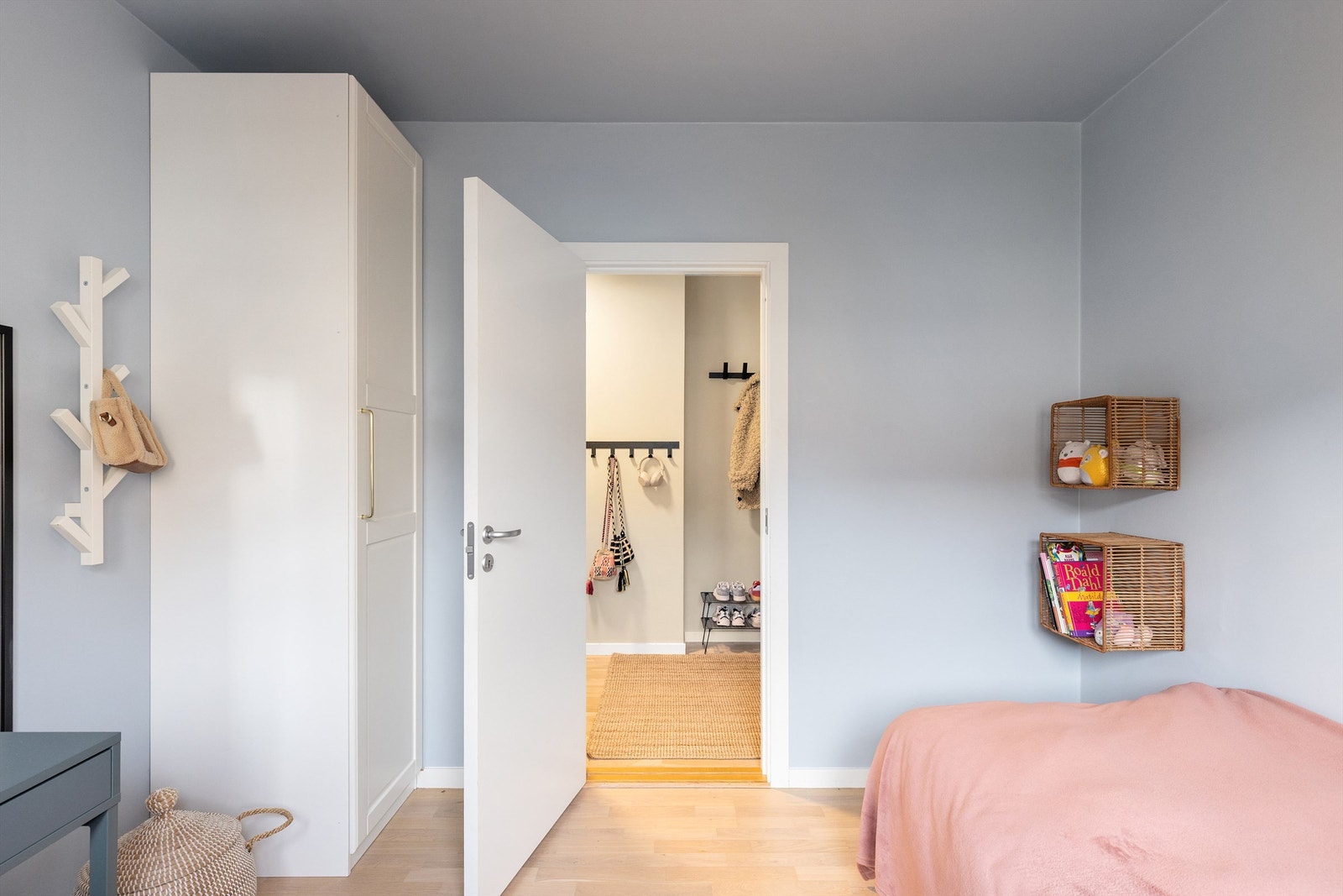 Dette soverommet har også et garderobeskap Galleribilde