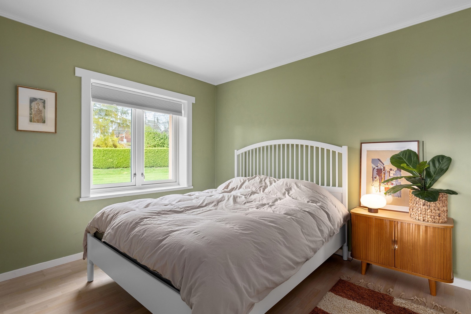 Den flotte grønnfargen gir ro og en harmonisk atmosfære til hovedsoverommet Galleribilde