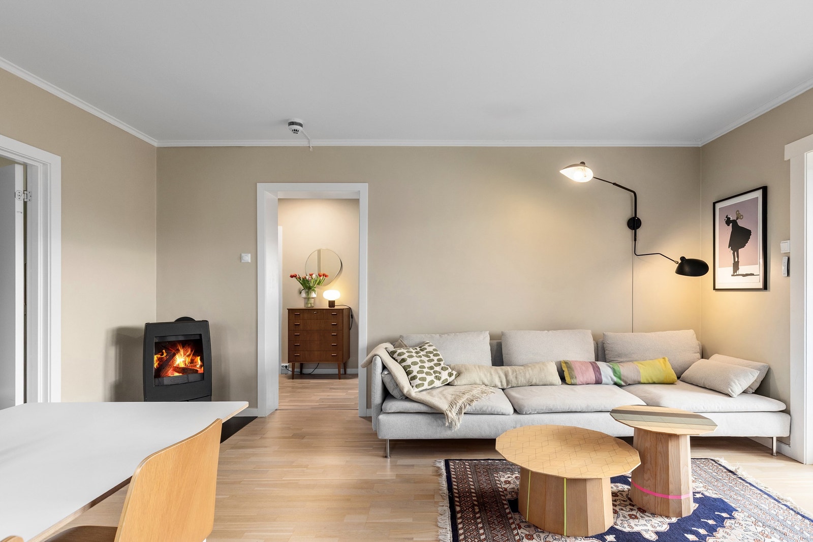 Rommene er malt i duse og tidsriktige farger Galleribilde