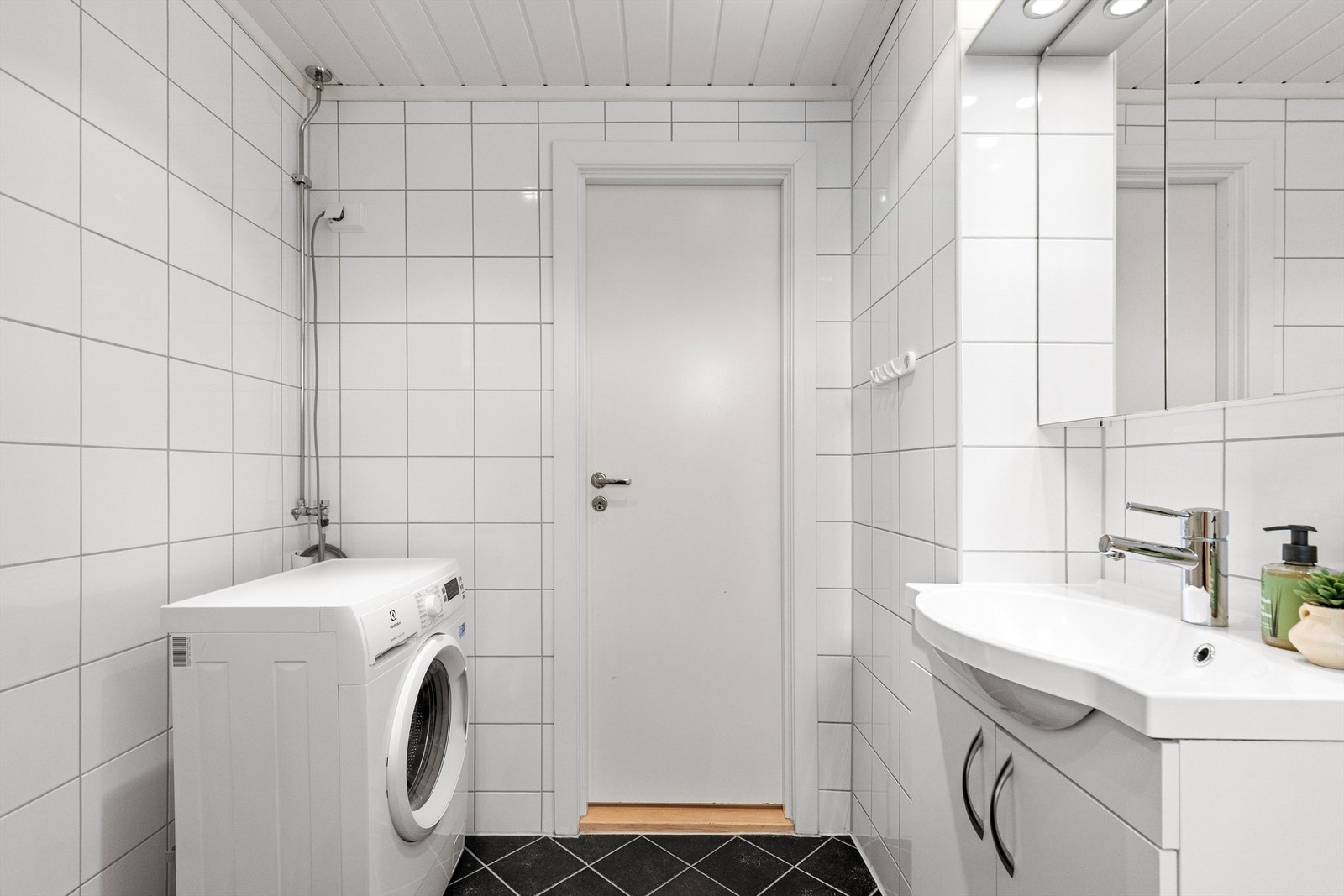 Det er både god plass og opplegg til vaskemaskin Galleribilde