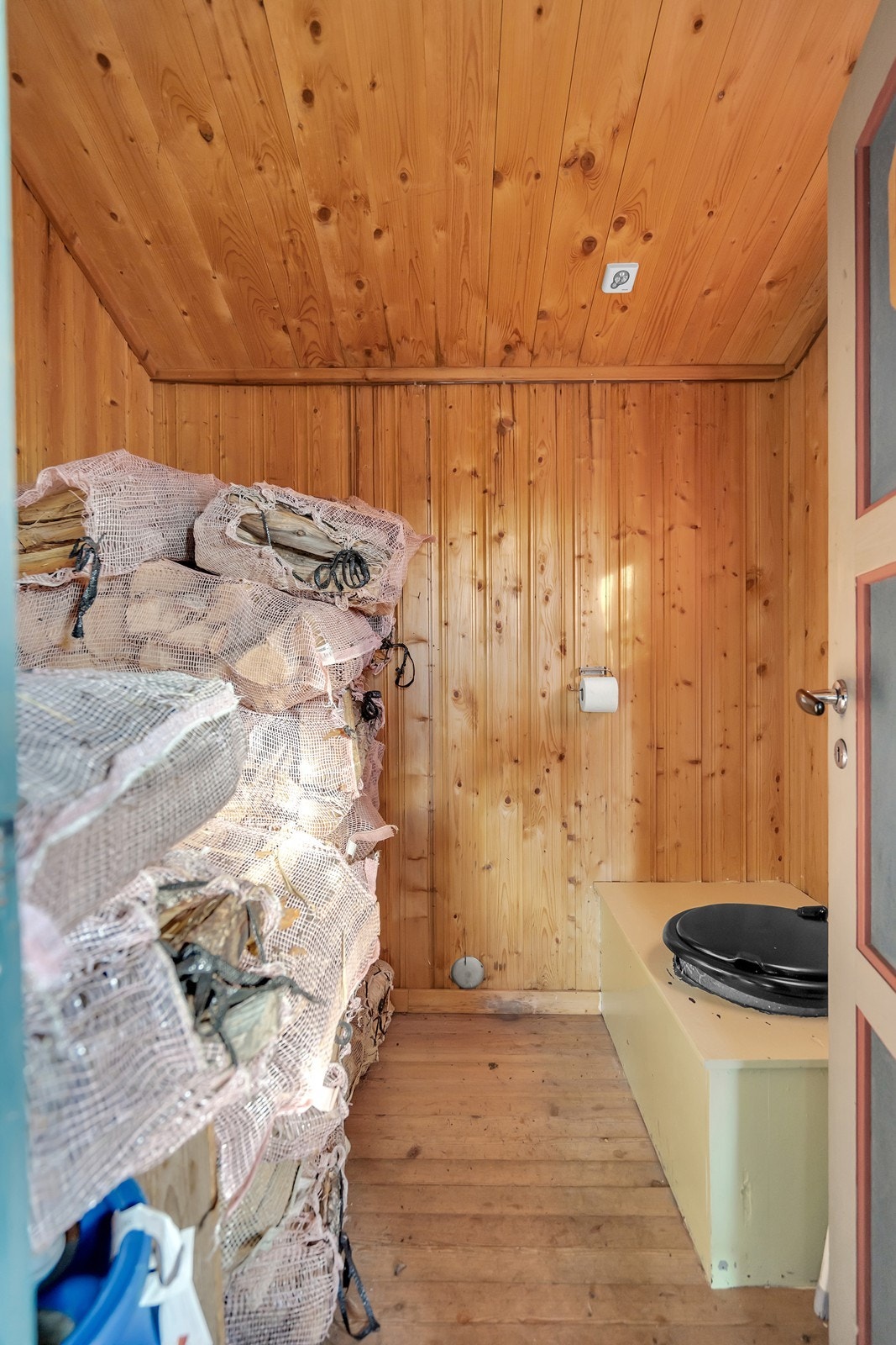 Vedbod/utedo m/kammer Galleribilde