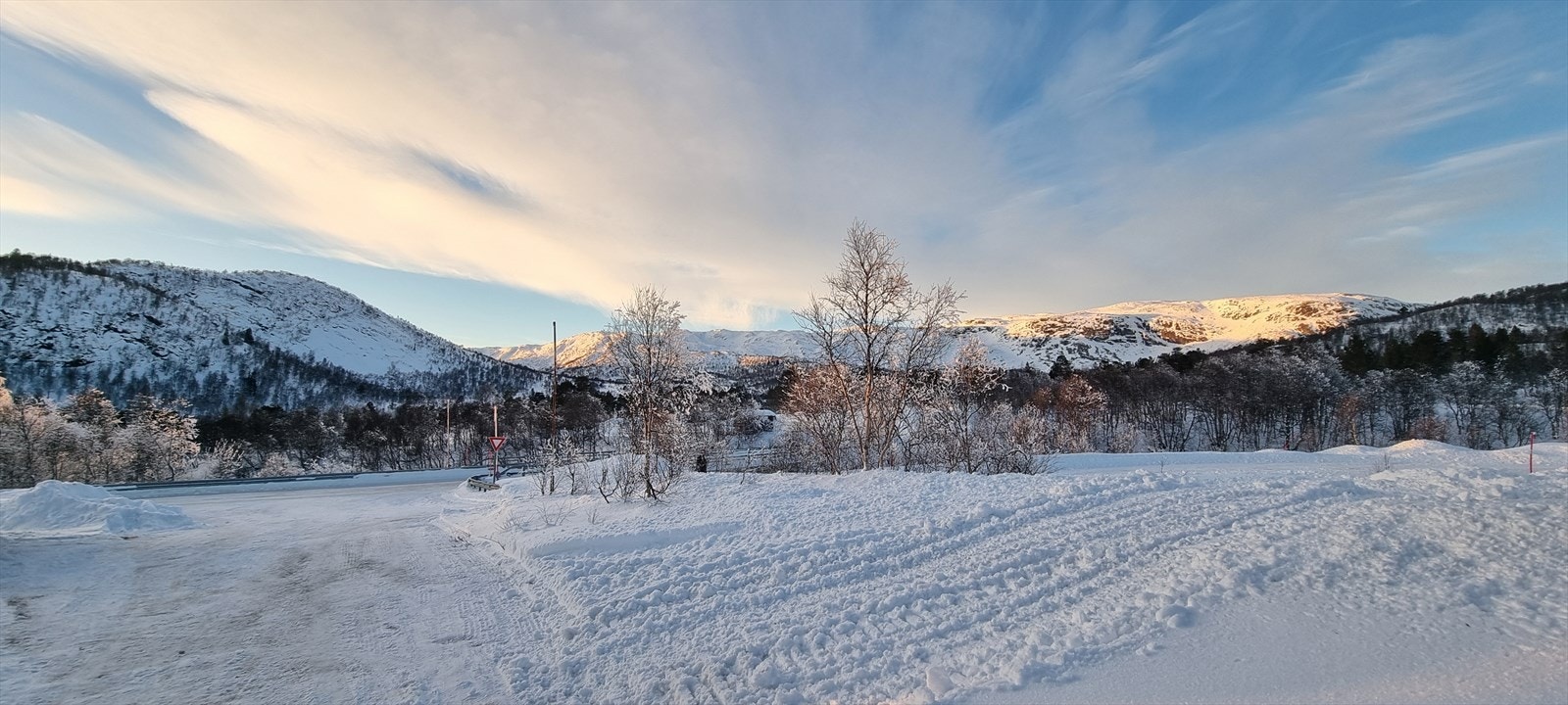 Rett ovenfor hytta, bommen mellom Lille og Store Bjørnevatn (Foto fra selger) Galleribilde