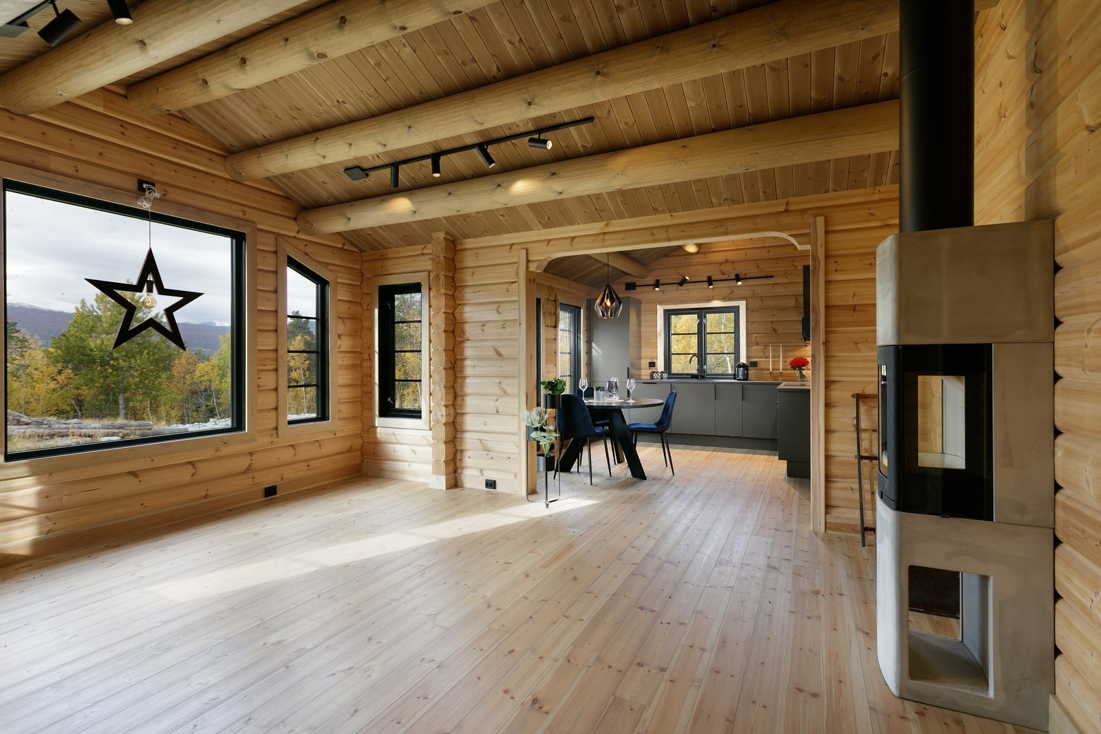 Det er god takhøyde i stuen og store vindusflater som gir godt med naturlig lysinnslipp Galleribilde