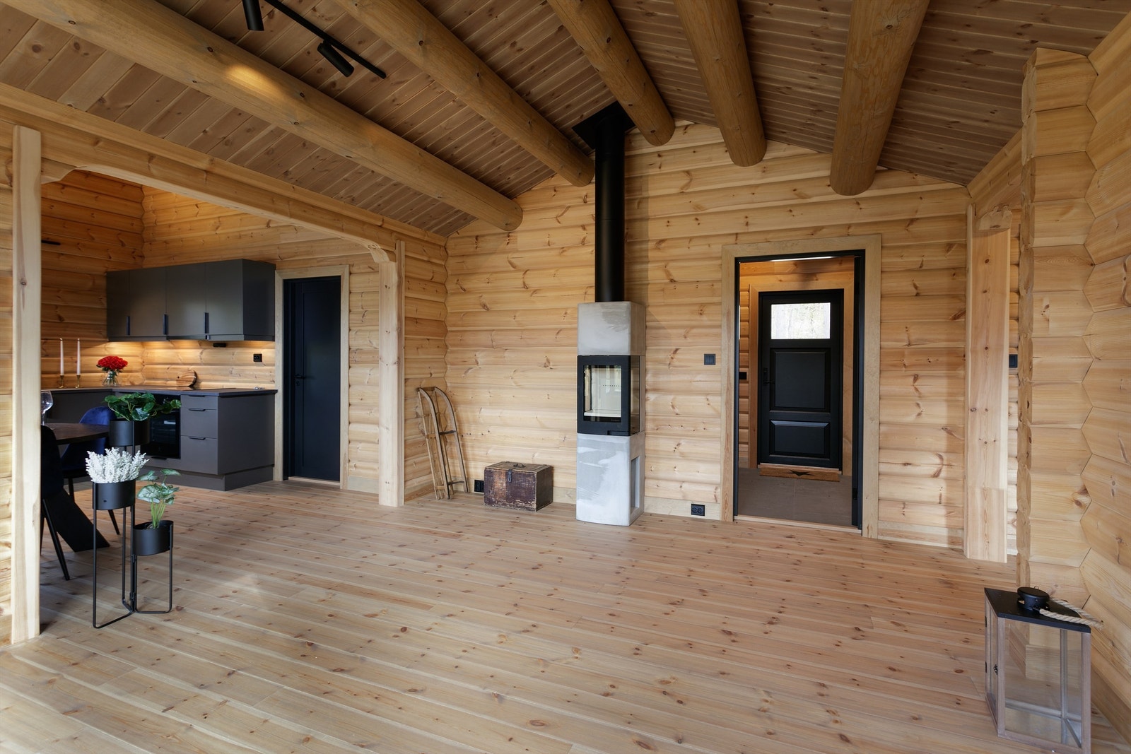 Flott peisovn med glassdør i stuen som gir en lun og hyggelig atmosfære på kjølige kvelder. Galleribilde