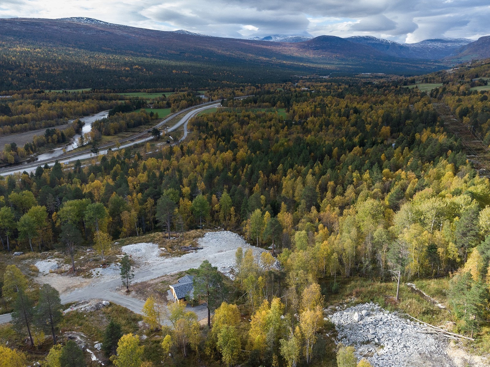 Dronebilde over hyttefeltet i Solsida Galleribilde