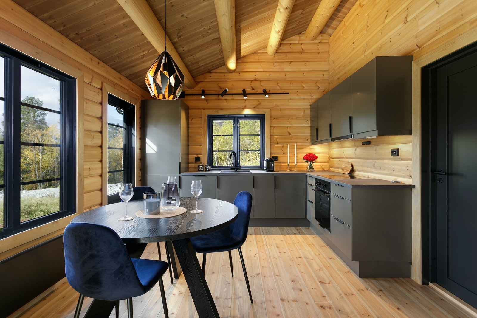 Integrerte hviitevarer som komfyr, platetopp, oppvaskmaskin og kjøl/fryseskap. Ventilator i overskap Galleribilde