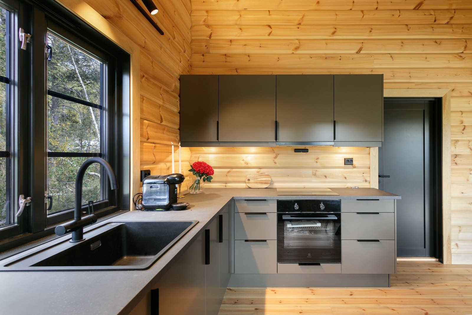 Nedfelt oppvaskkum med sort ett-greps kjøkkenarmatur Galleribilde