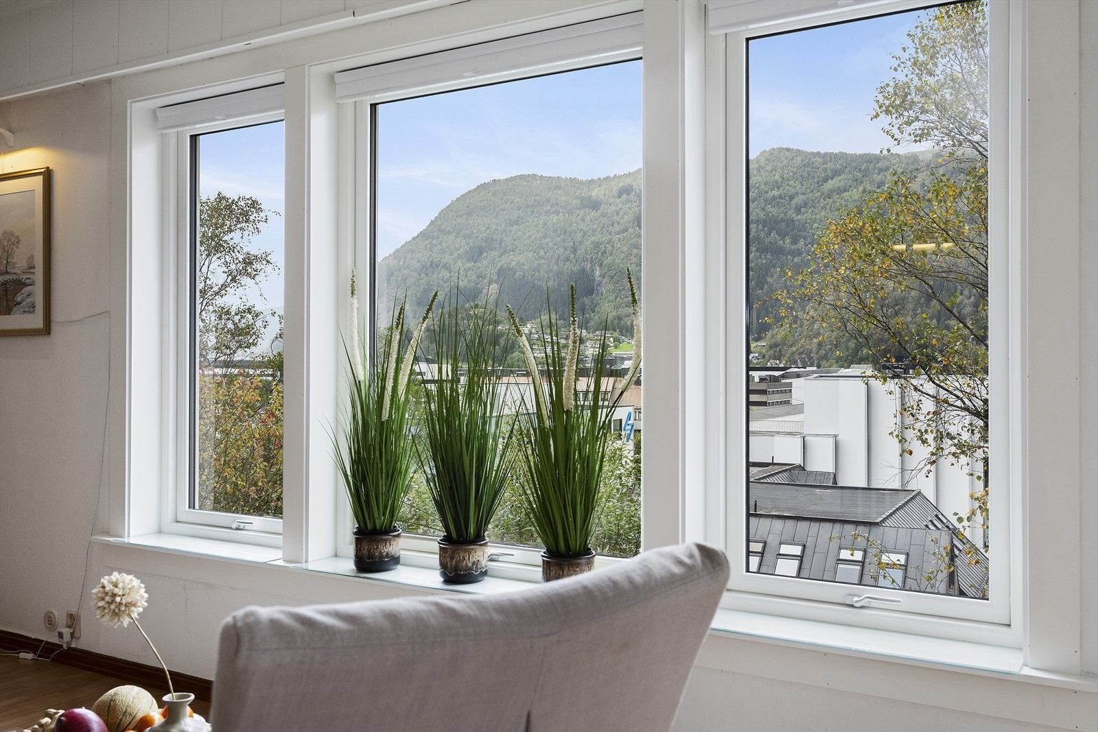 Fra stuen er det utsikt mot Førde sentrum. Galleribilde