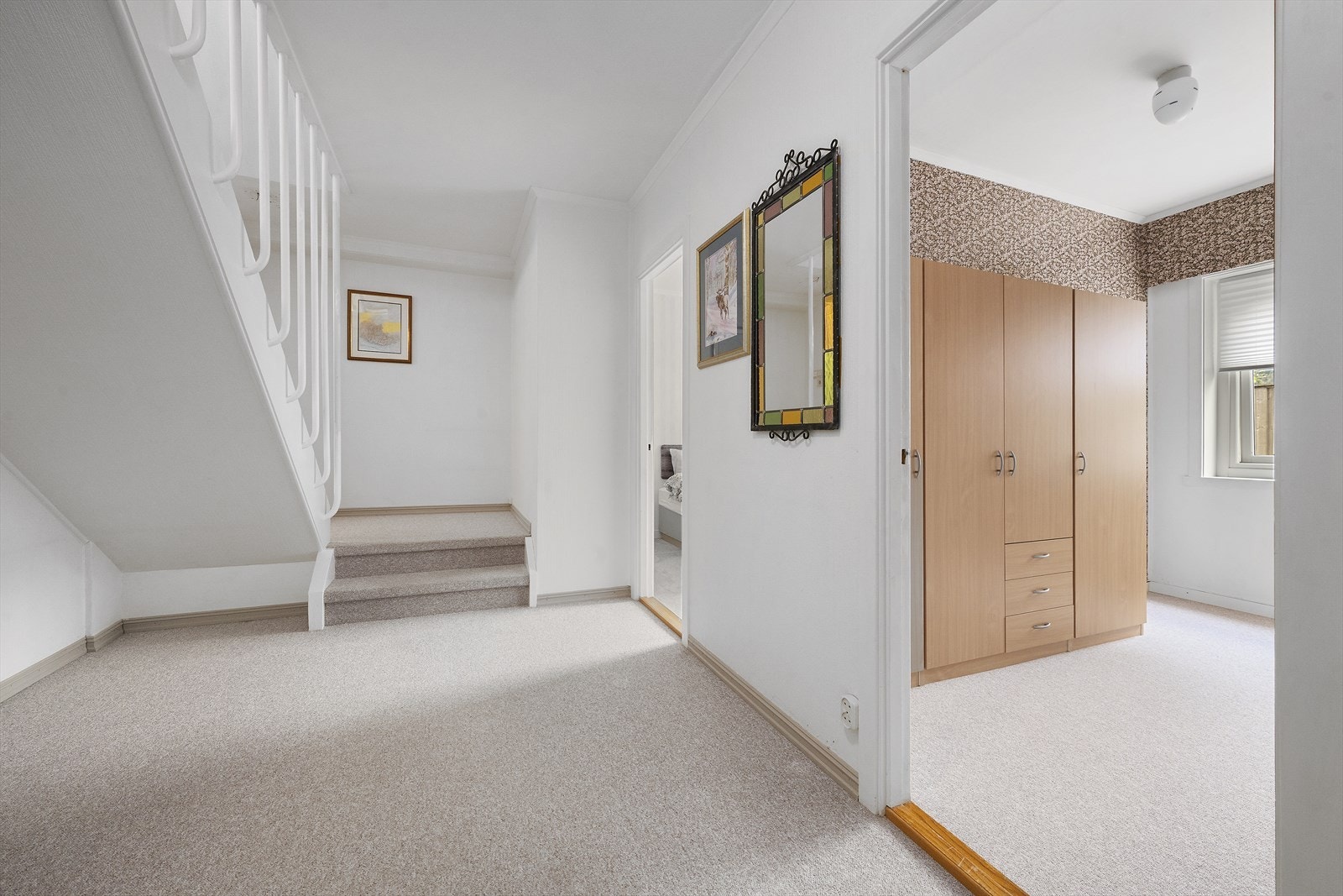 Hall med trapp til 2. etasje og tilkomst til soverommene og badet i 1. etasje. Galleribilde