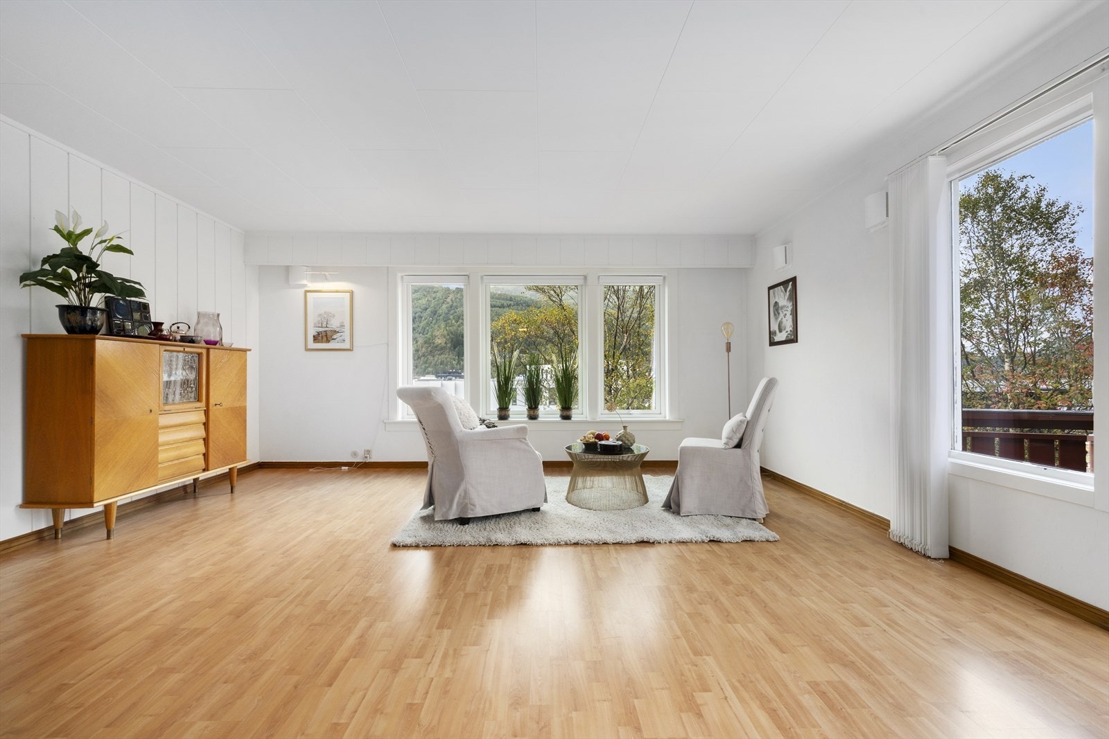 Stuen har store vindusflater. Galleribilde