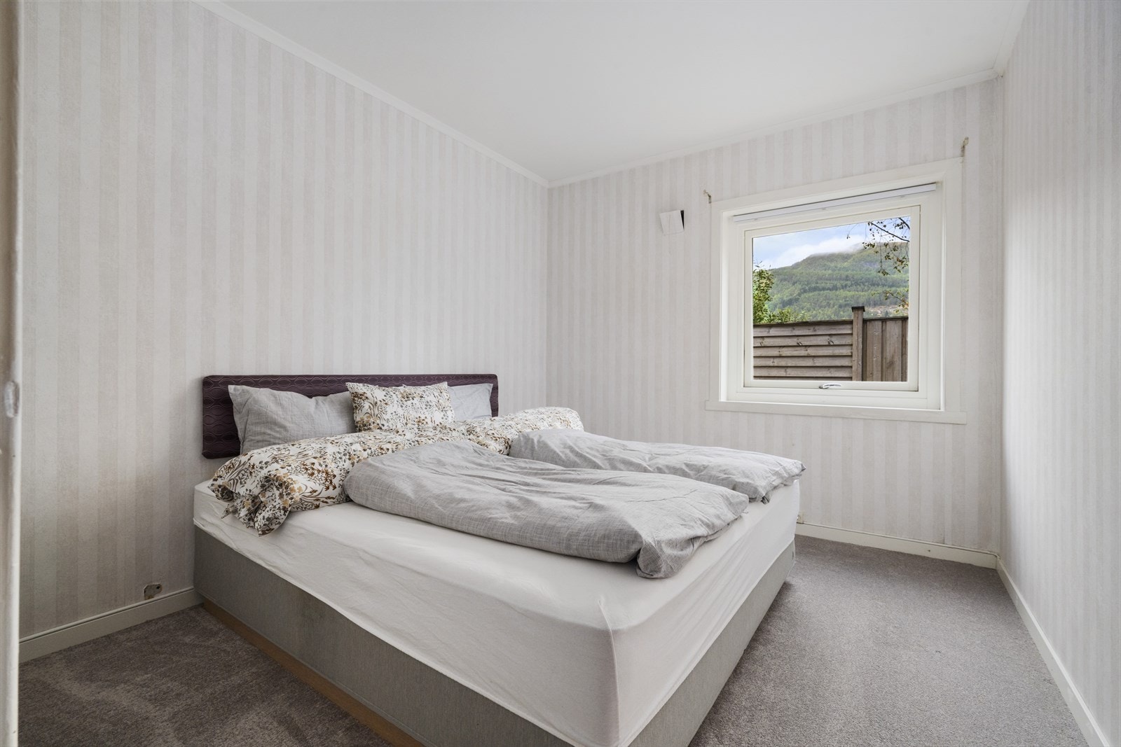 I boligen er det totalt tre romslige soverom, hvor to er i 1. etasje og ett er i 2. etasje. Galleribilde