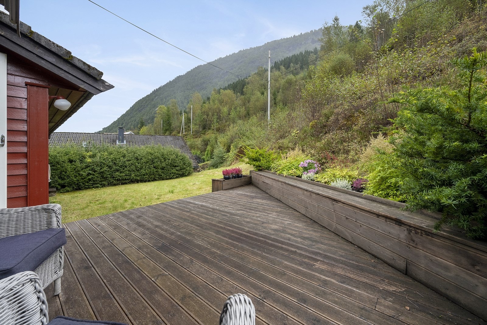 Plattingen har et areal på ca. 16 m2 med plass til diverse hagemøbler. Galleribilde