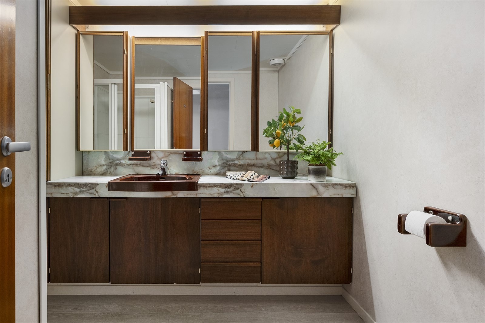 Badet har laminat på gulv med termostatstyrte varmekabler. På veggene er det baderomsplater og én vegg med tapet. Galleribilde