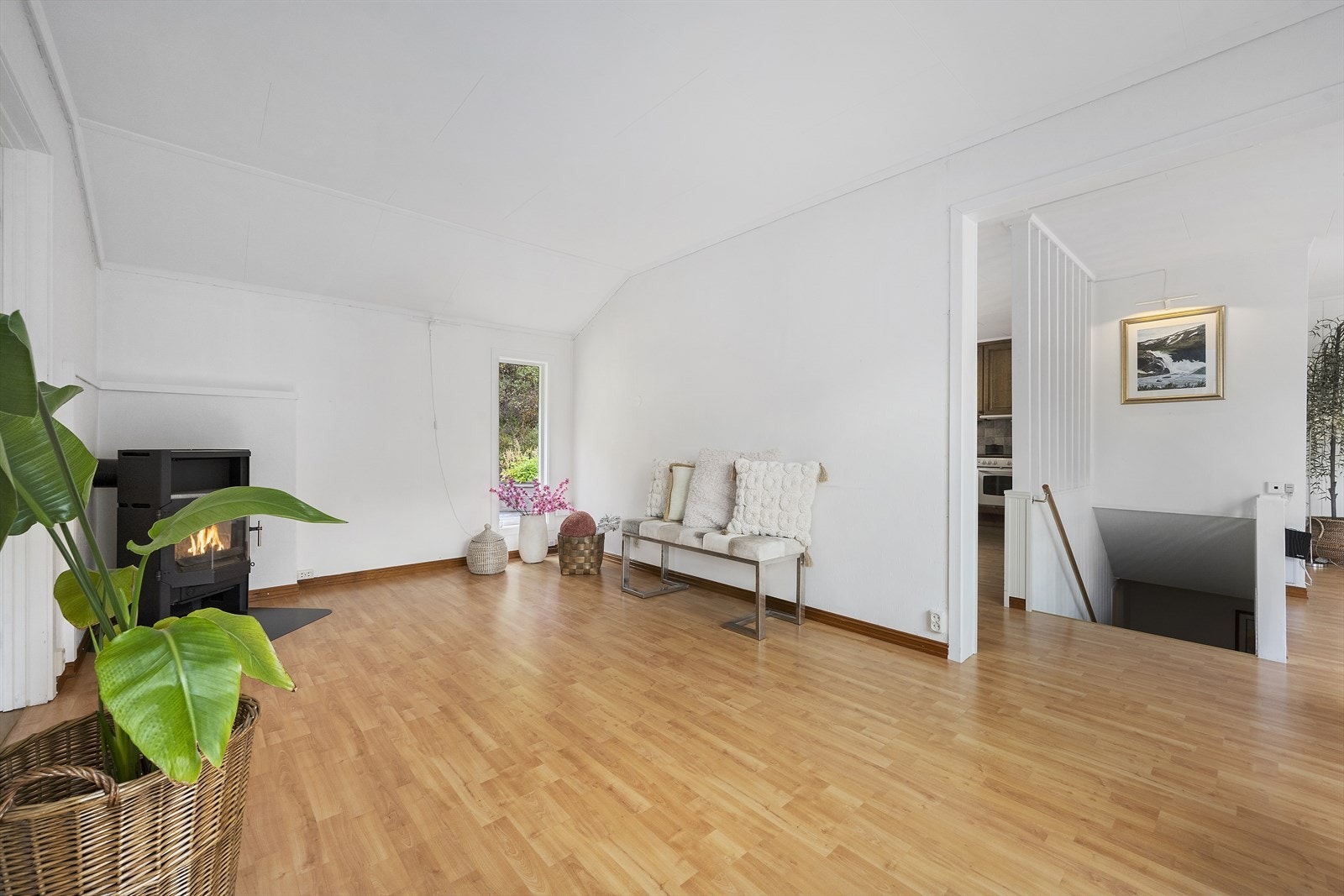 I stuen er det en vedovn som gir lun varme på kalde vinterdager. Galleribilde