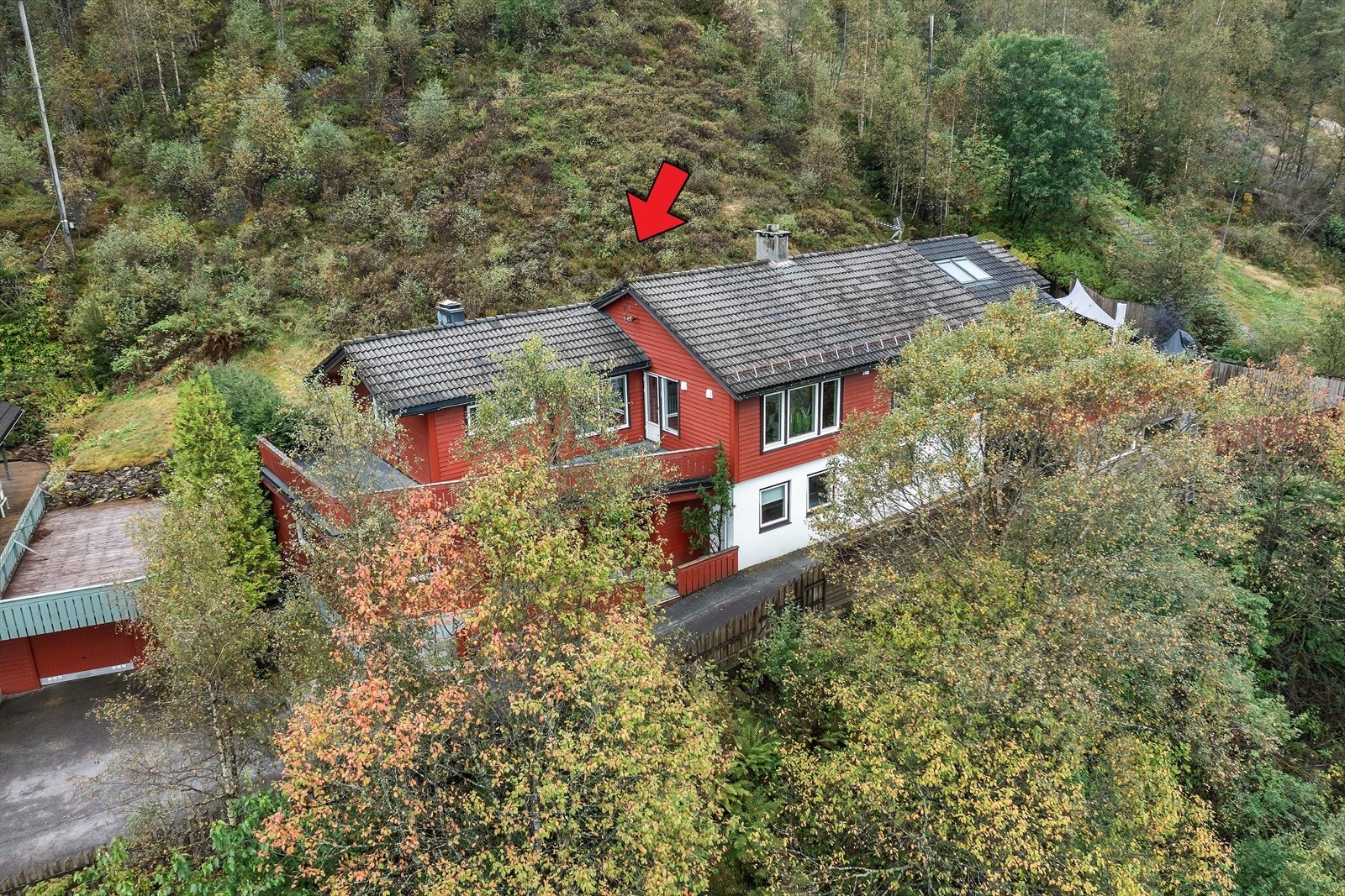 Boligen ligger fint til sentralt i Førde sentrum med kort avstand til alle typer servicetilbud. Galleribilde