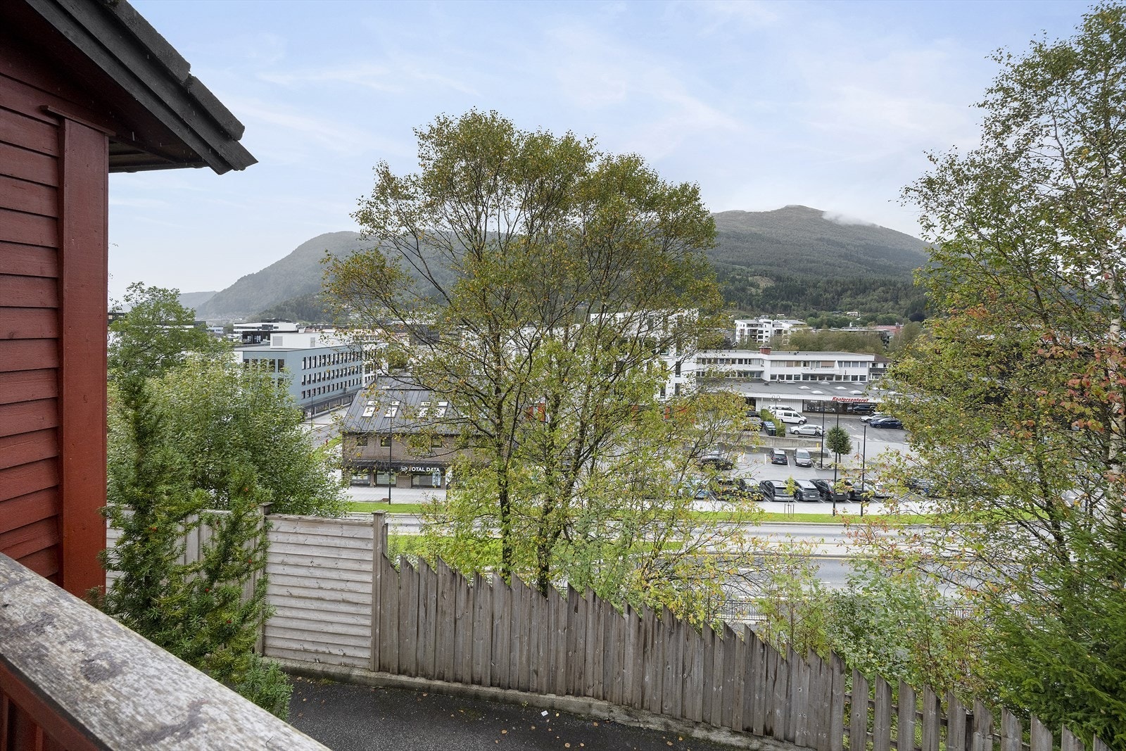 Utsikt fra veranda mot Førde sentrum. Galleribilde