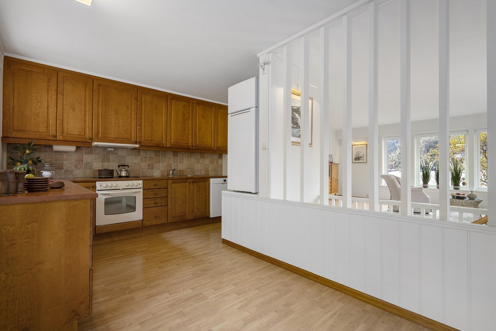 Her er det rikelig med skap- og benkeplass. Galleribilde