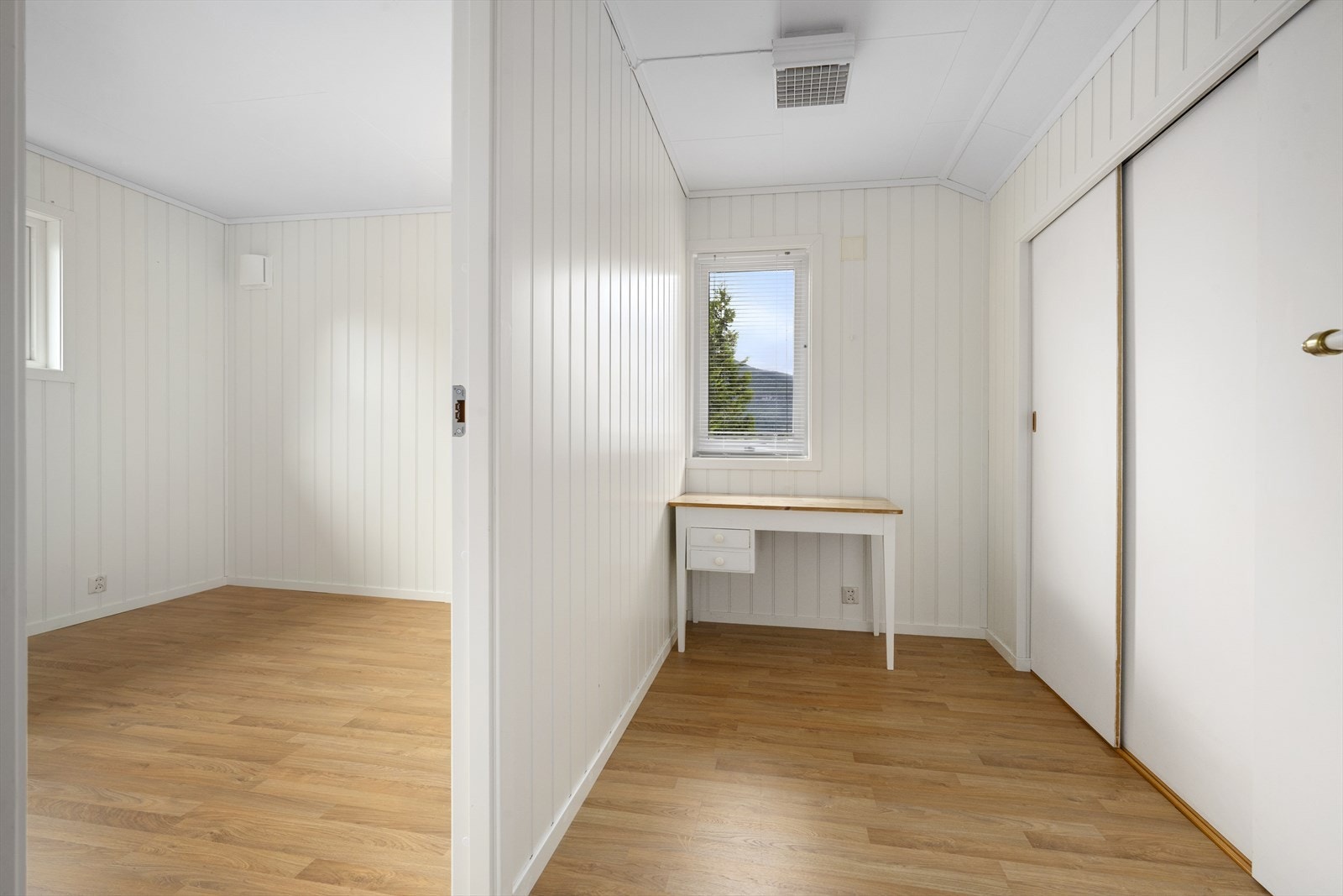 Kontor/garderoberom og tilkomst til soverom i 2. etasje. Galleribilde