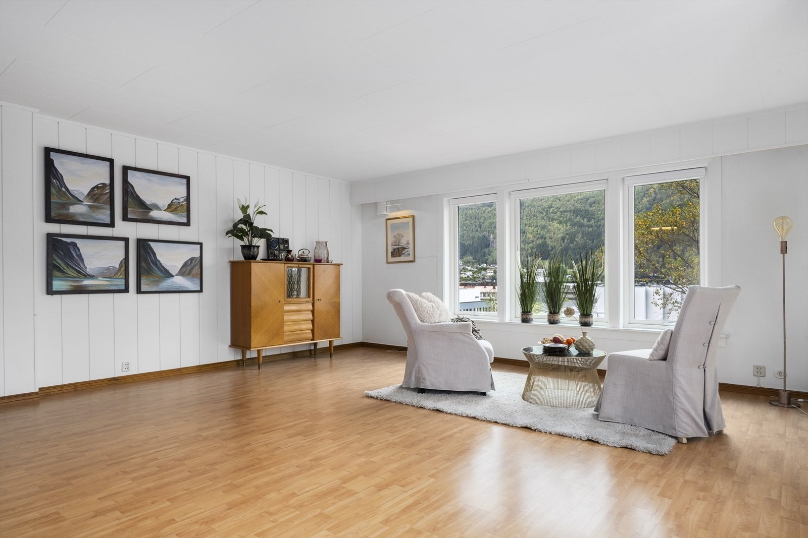 Romslig stue med god plass til sittegruppe. Galleribilde