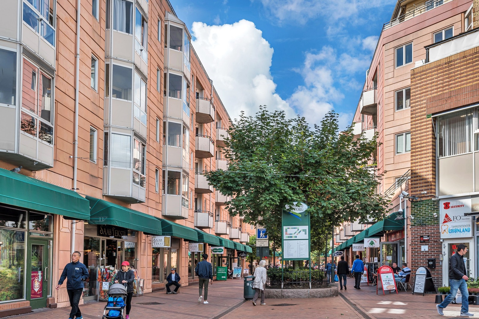 Sentralt i bydelen ligger Grønlands torg med T-banestasjon og forretningssenter Galleribilde