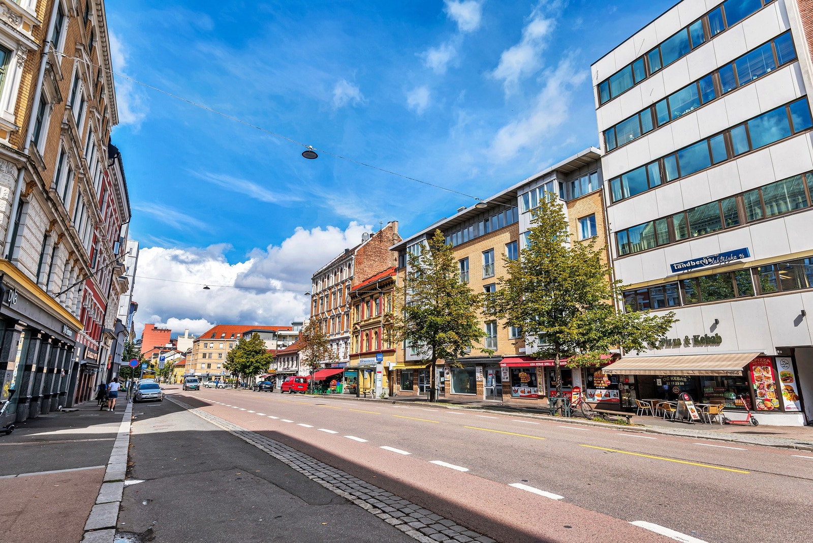 De lokale restaurantene i området er kjent for å tilby autentiske smaker fra forskjellige deler av verden Galleribilde