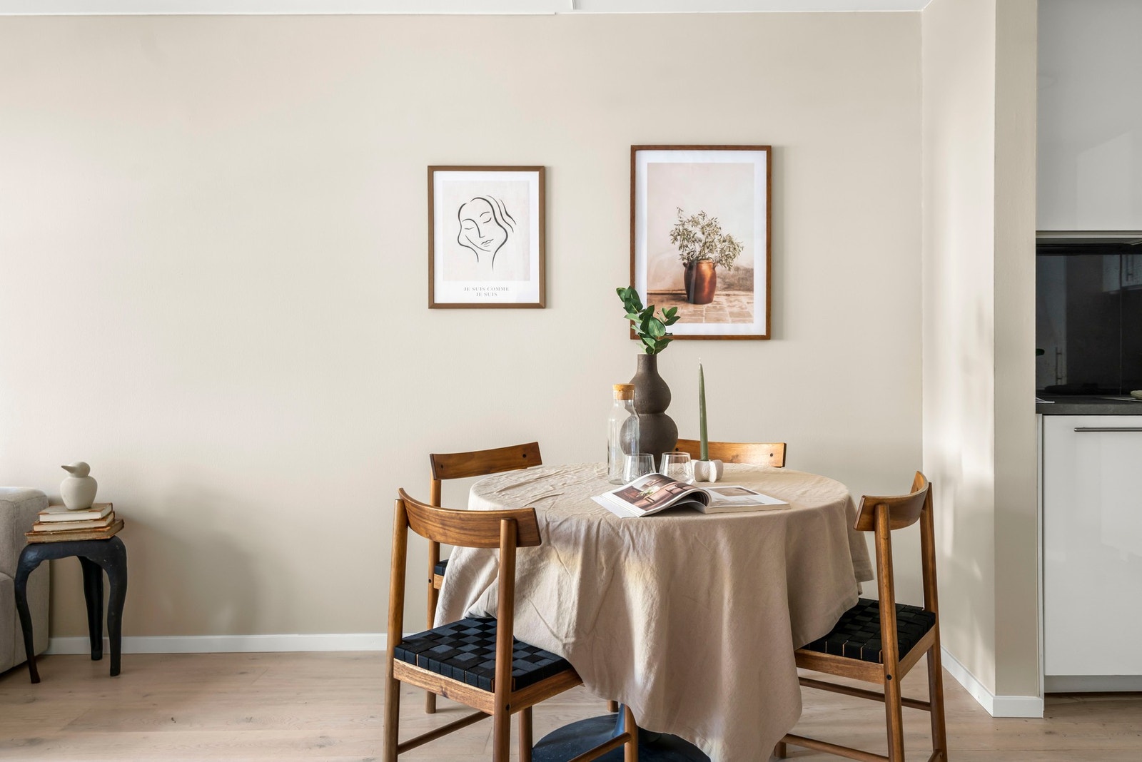 God plass til både sofagruppe og spiseområde Galleribilde