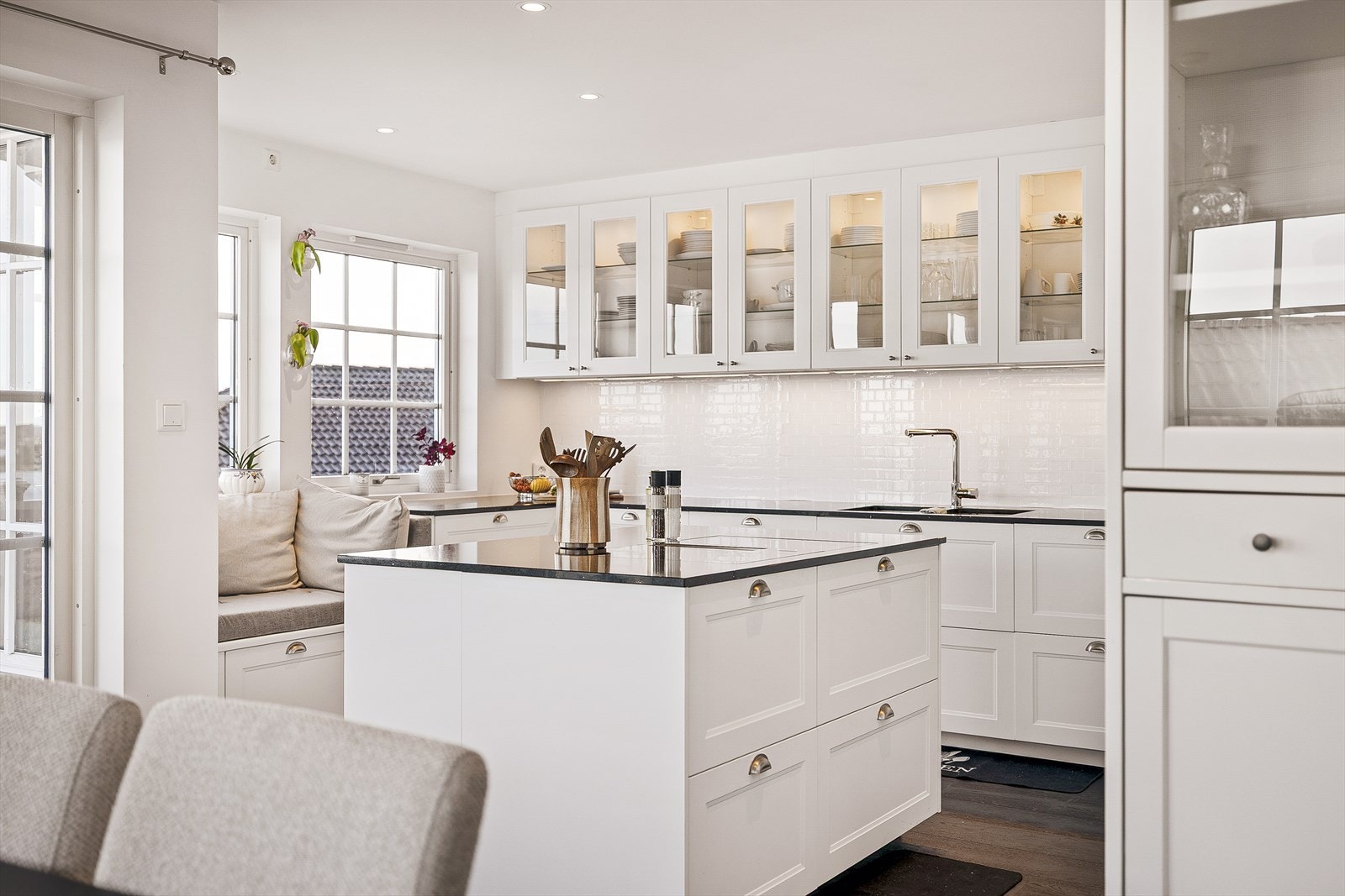 Lyst og moderne kjøkken med romslig kjøkkenøy. Galleribilde