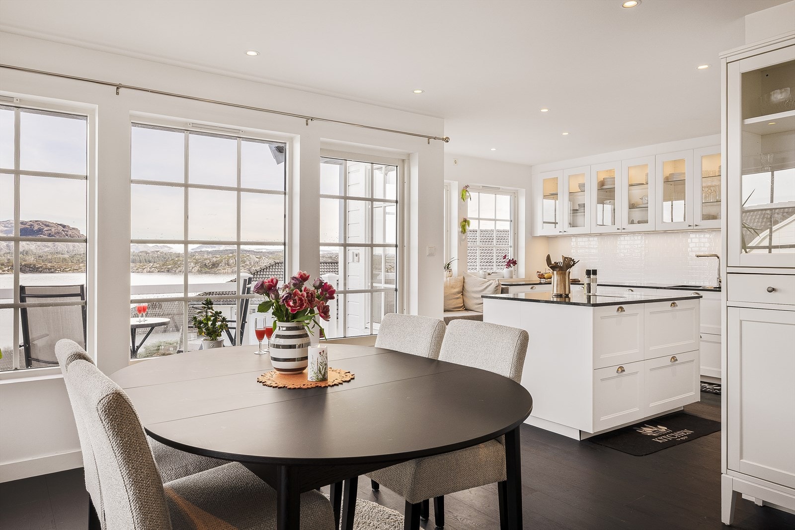 Videre inn fra stuen finner man kjøkkenet. Galleribilde