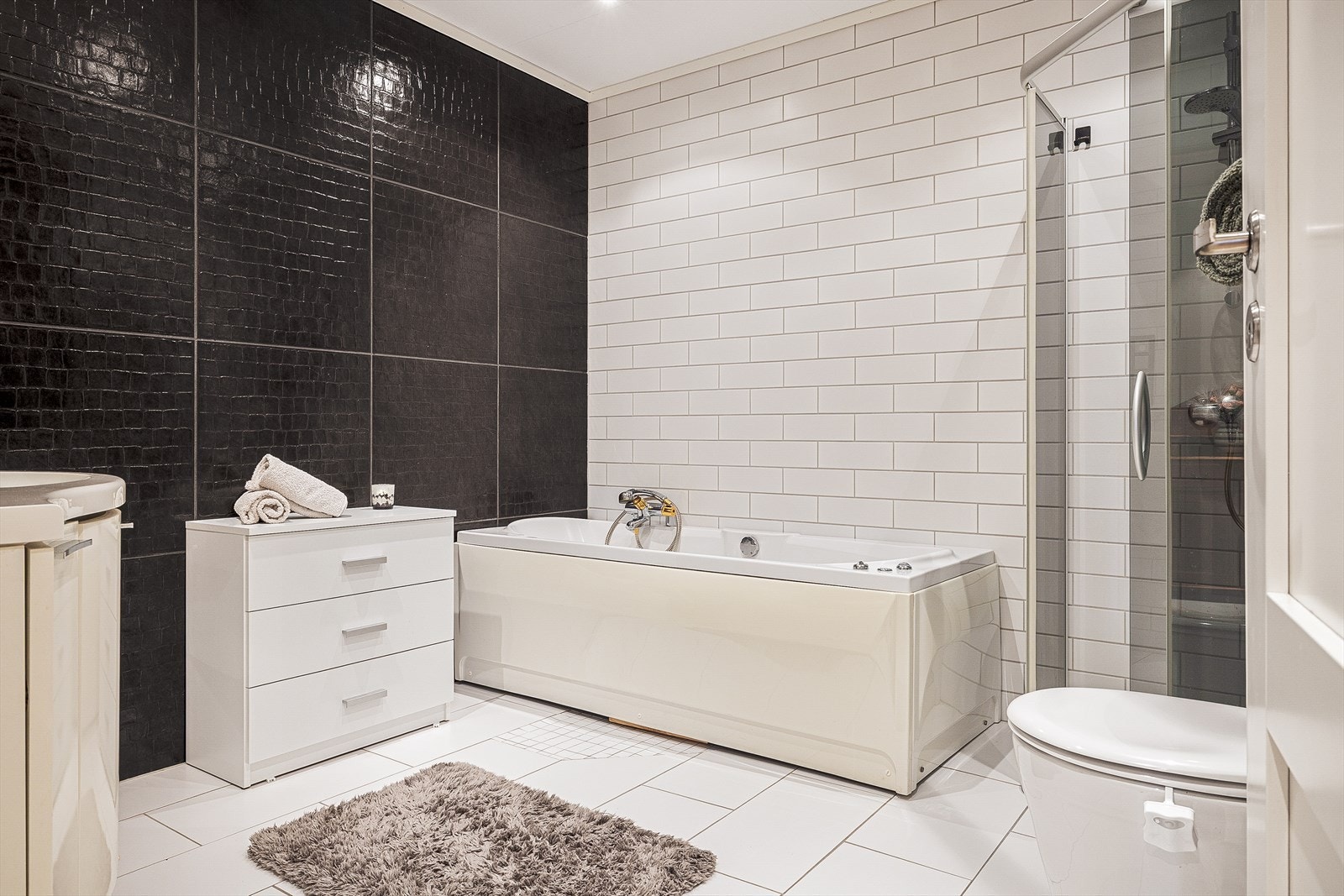 Helfliset baderom med gulvvarme. Galleribilde