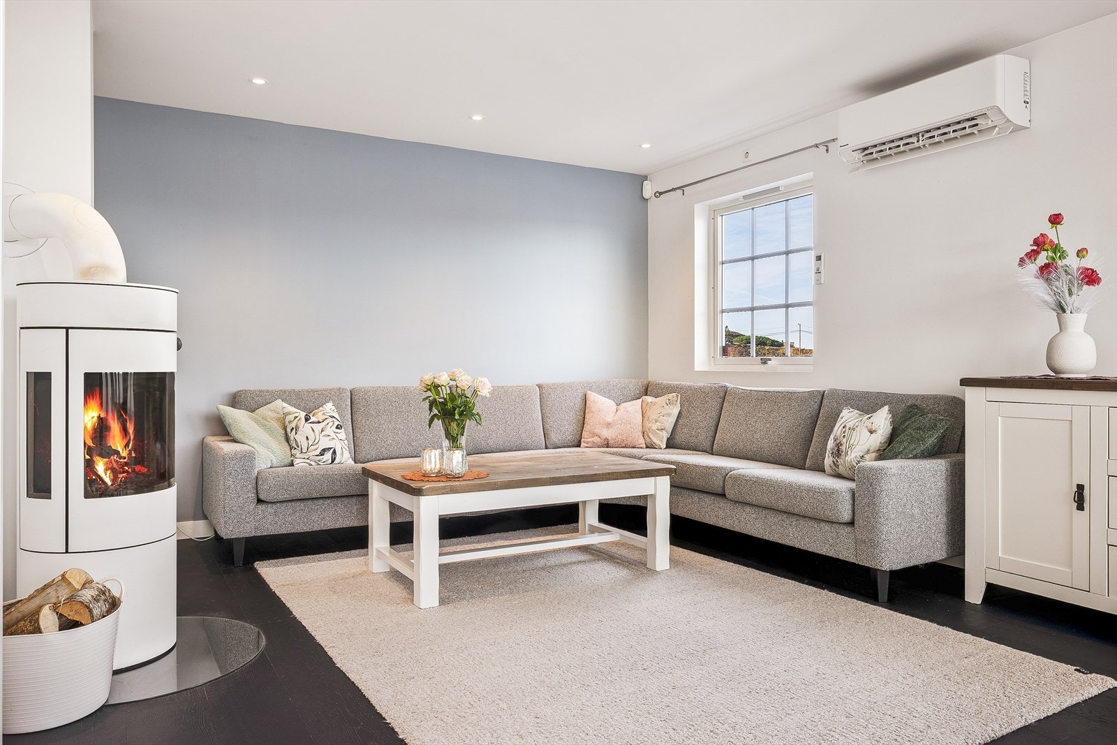 Flott og lys stue med peisovn og varmepumpe som sørger for en lun og behagelig atmosfære året rundt. Galleribilde