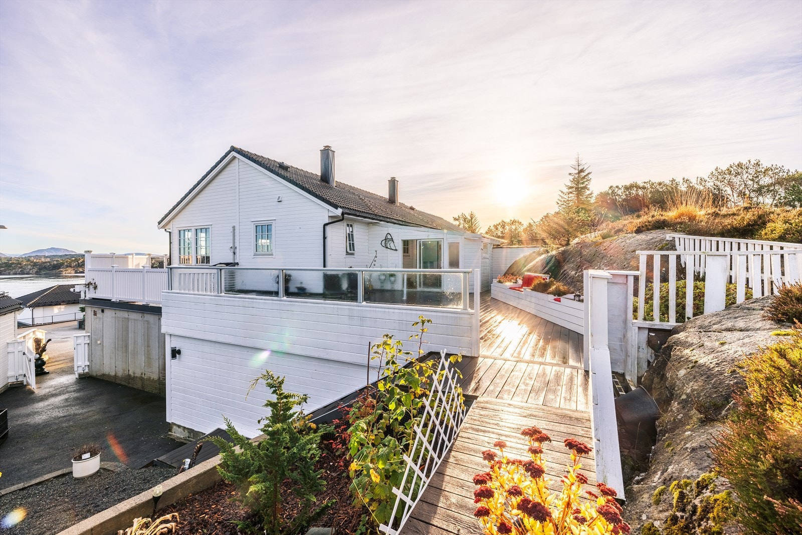 Boligen har store utearealer, gode solforhold og nydelig sjøutsikt. Galleribilde