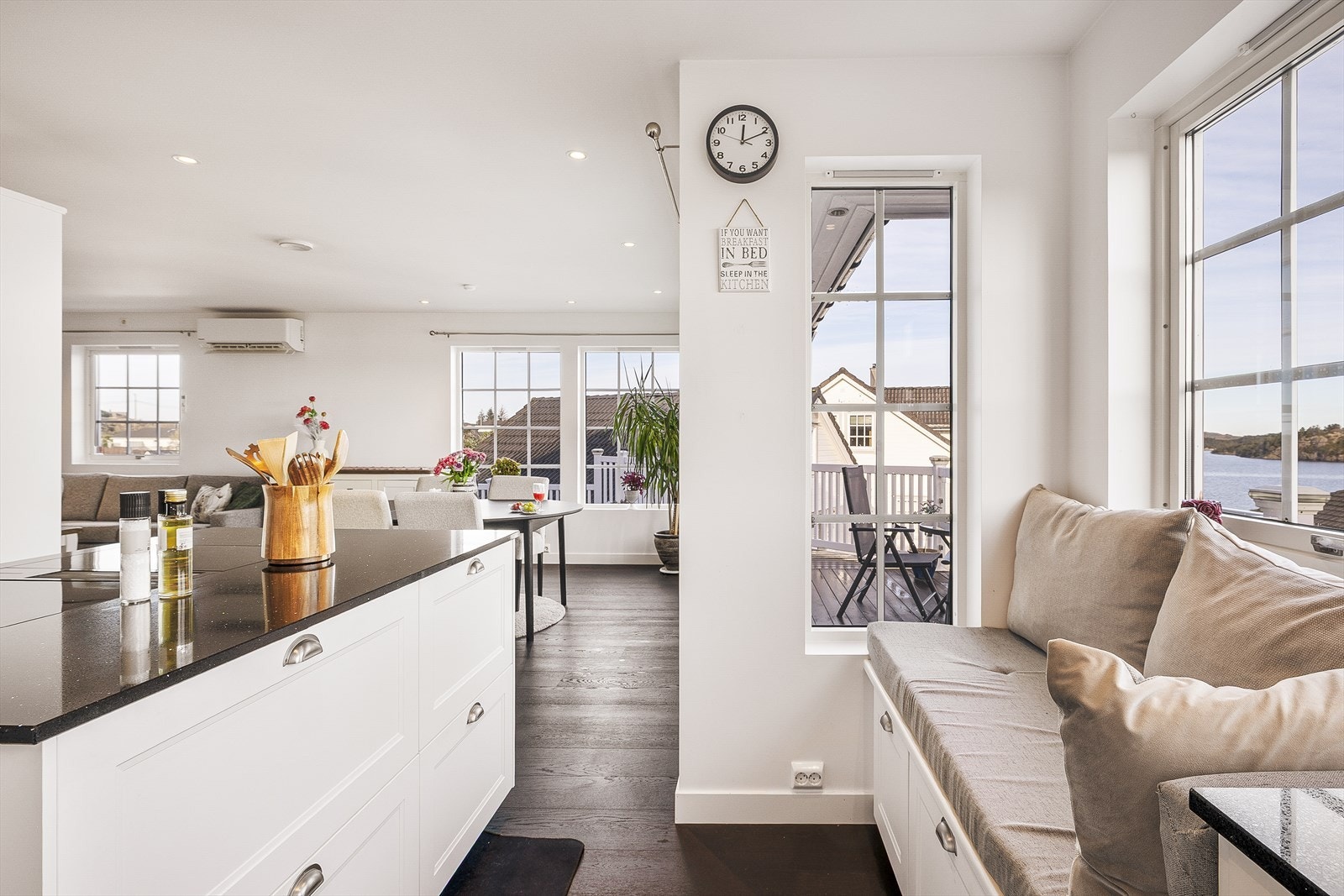 Praktisk benk med oppbevaringsplass under. Galleribilde