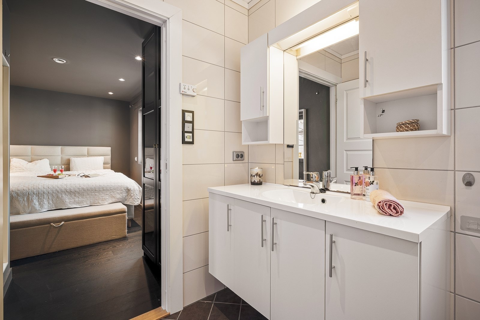 Helfliset baderom med gulvvarme. Galleribilde