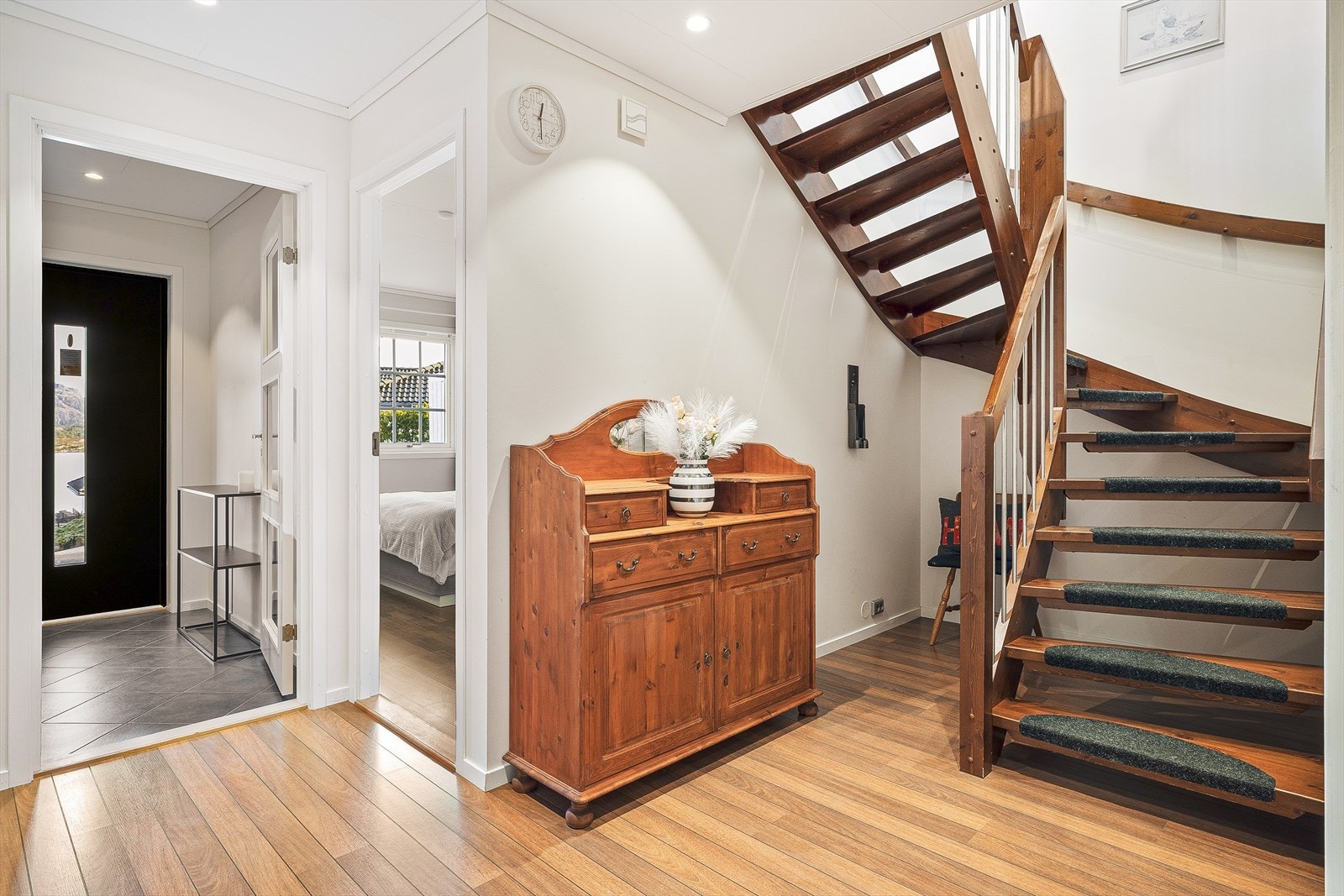 Underetasjen inneholder entré, gang med trapp, to soverom, bad, vaskerom, garasje og to boder. Galleribilde