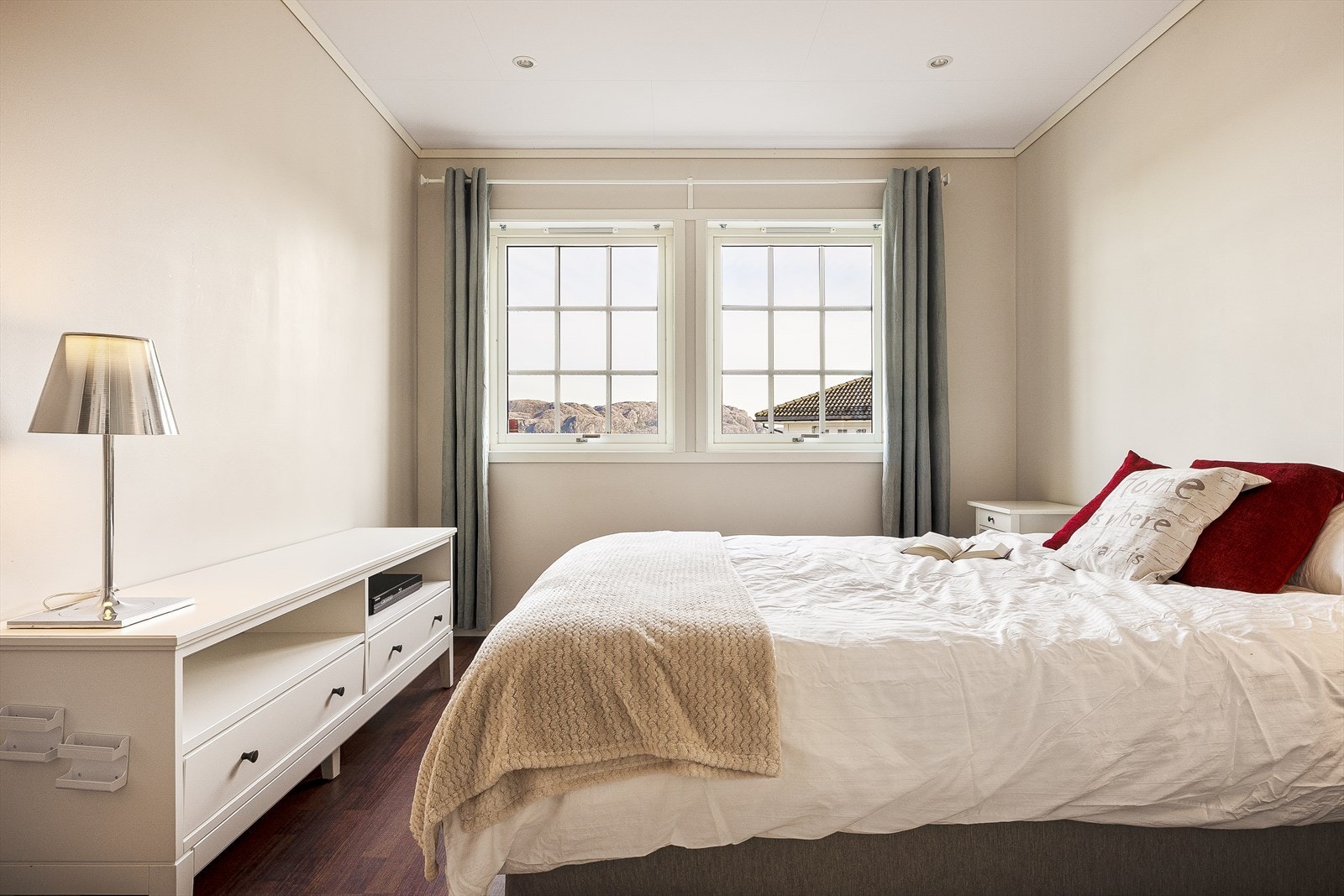 Lyst og luftig soverom med god plass til seng og annen soveromsinnredning. Galleribilde