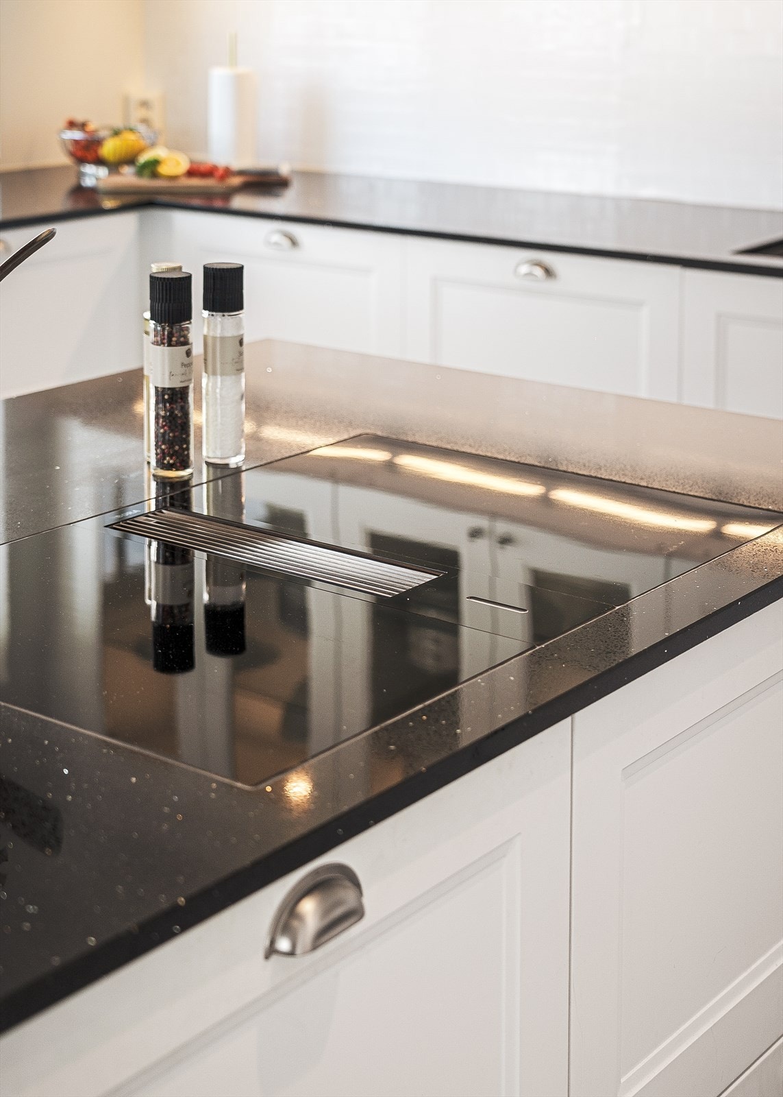 Kjøkkenet har moderne løsninger, blant annet integrert ventilator i platetoppen. Galleribilde