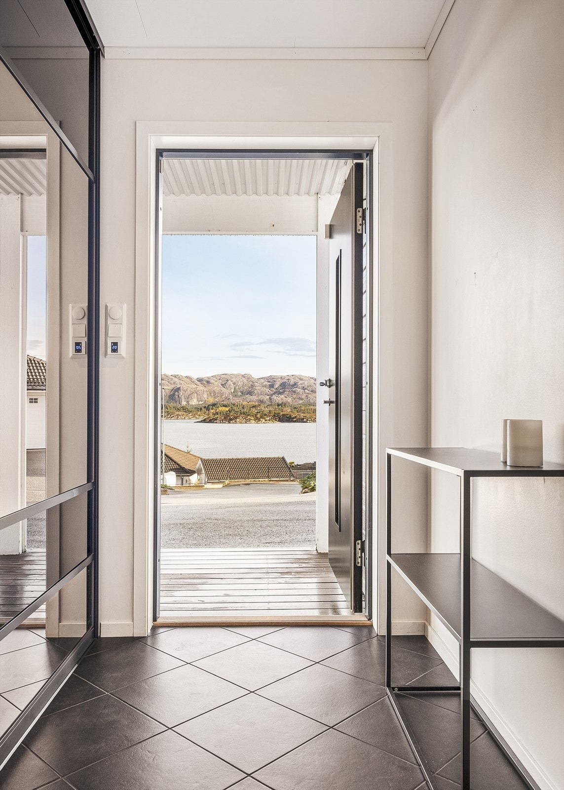 Innbydende inngangsparti med garderobeløsning langs vegg. Galleribilde