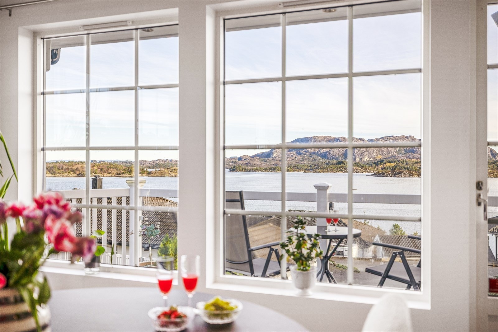 Fra eiendommen kan man følge med på båtlivet ute på fjorden. Galleribilde