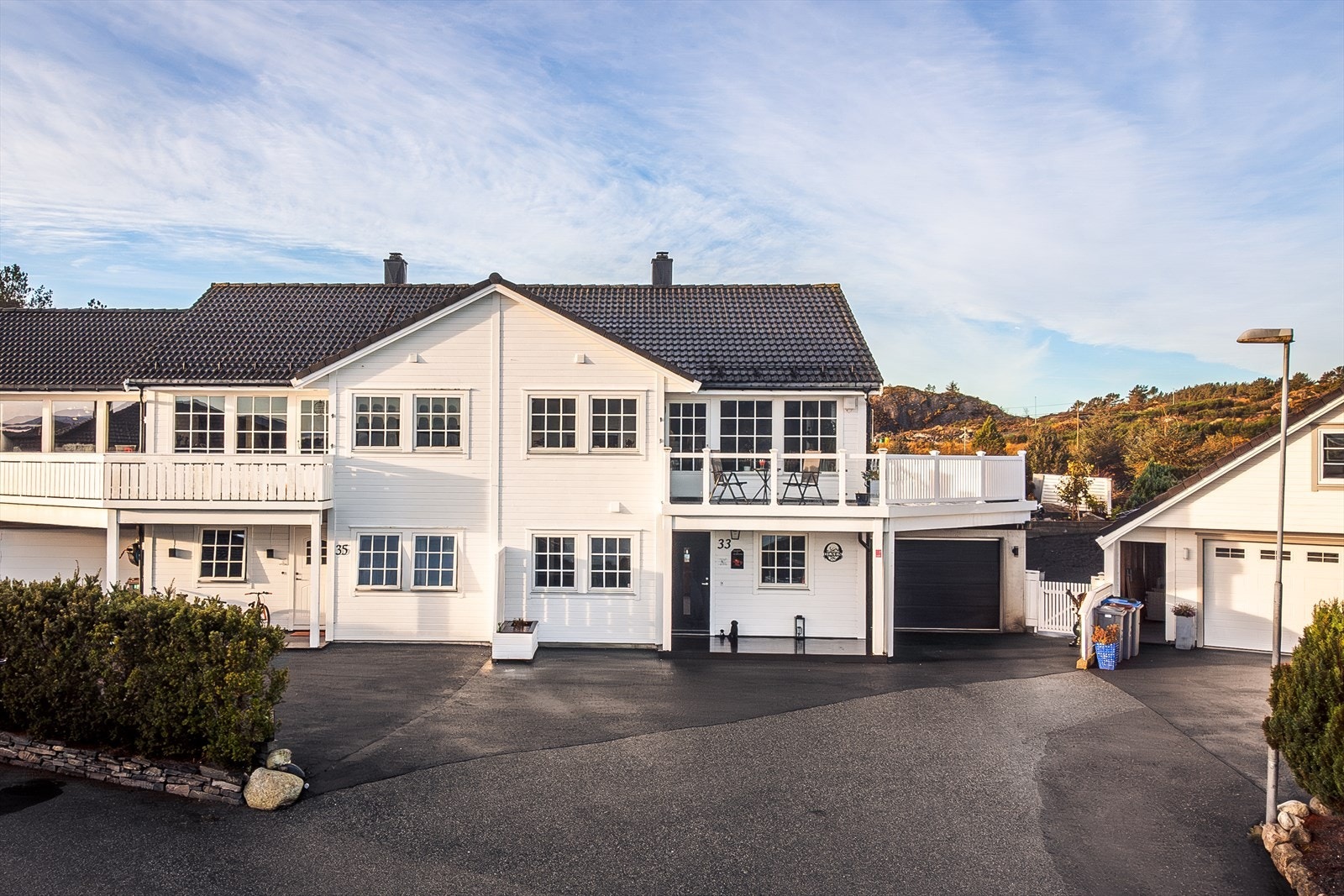 Dette er en halvpart av en tomannsbolig med fin og landlig beliggenhet i et etablert boligfelt på Herdla. Galleribilde