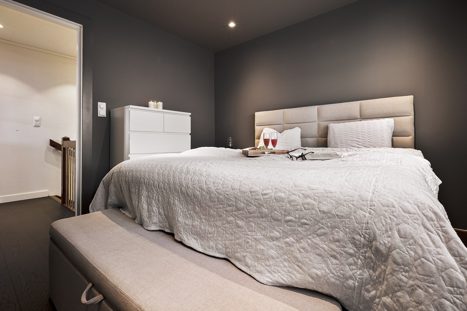 Hovedsoverommet ligger i hovedetasjen og er malt i en behagelig, dempet fargetone. Galleribilde