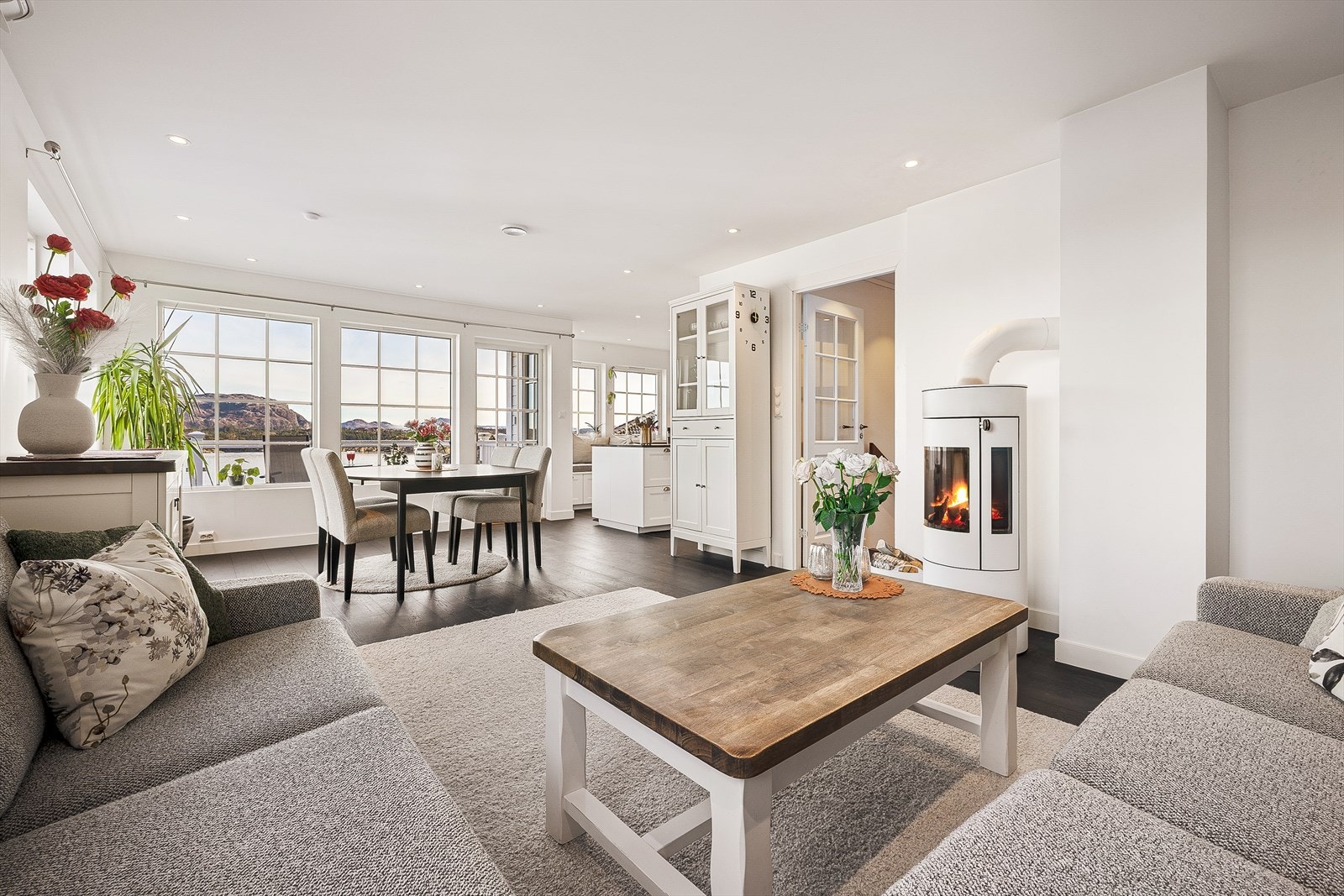 Lys og innbydende bolig med store vindusflater og vakkert utsyn. Galleribilde