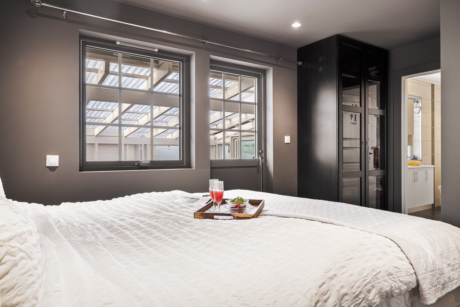 Praktisk skapløsning og direkte adkomst til badet i denne etasjen. Galleribilde