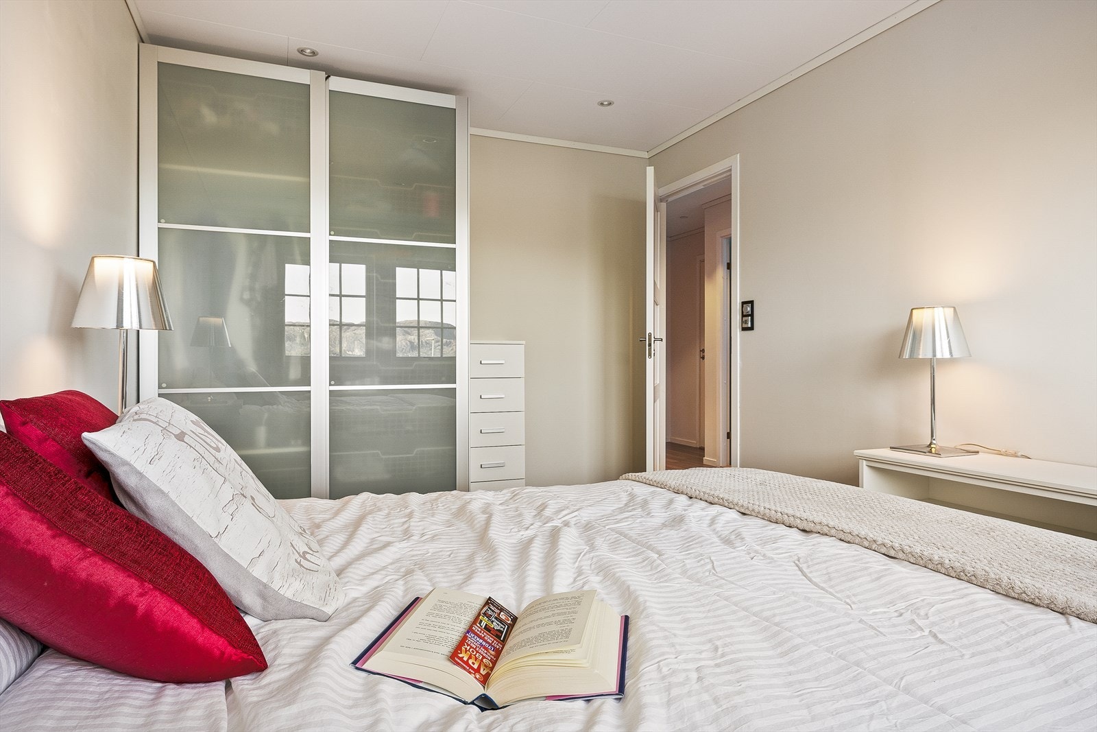 Videre er det godt med lagring i garderobeskap. Galleribilde