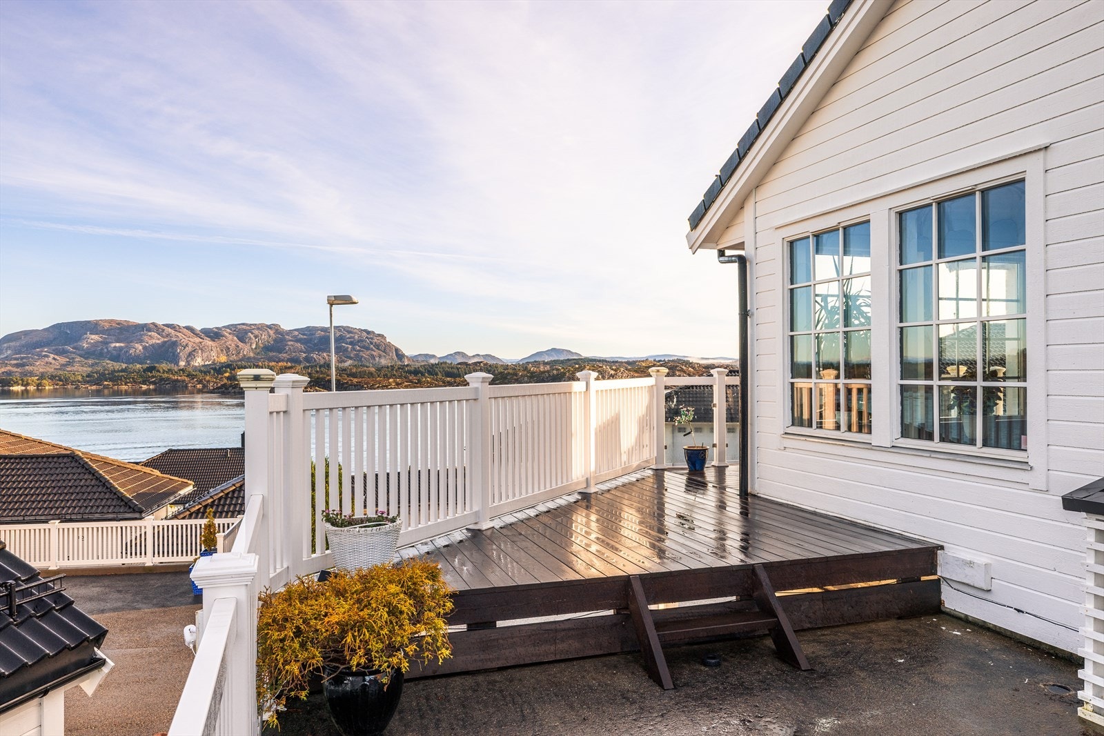 Terrassen strekker seg rundt boligen mot vest, nord og øst. Galleribilde