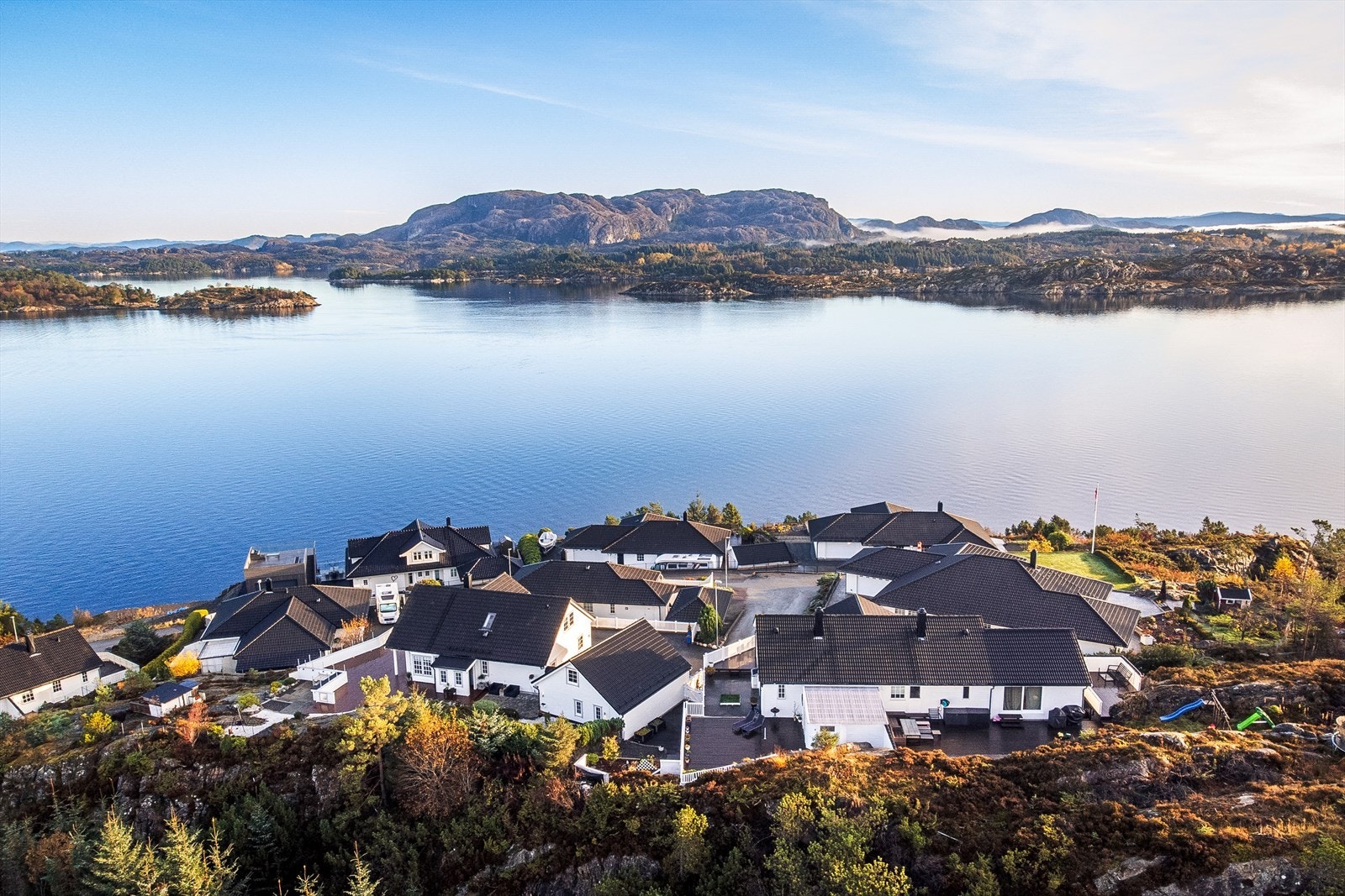 Beliggenheten er maritim, og det er kort vei til Biologen, Herdla Golfklubb og flotte naturopplevelser Galleribilde